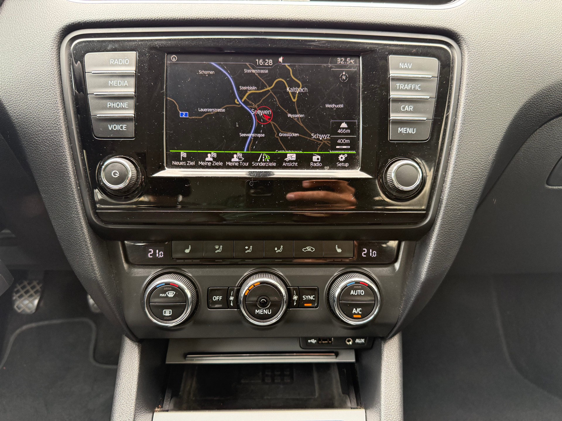 SKODA Octavia Combi 1.6 TDI Ambition-image-15