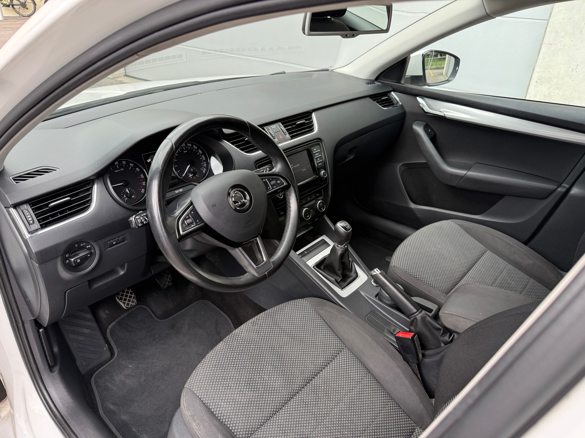 SKODA Octavia Combi 1.6 TDI Ambition-image-8