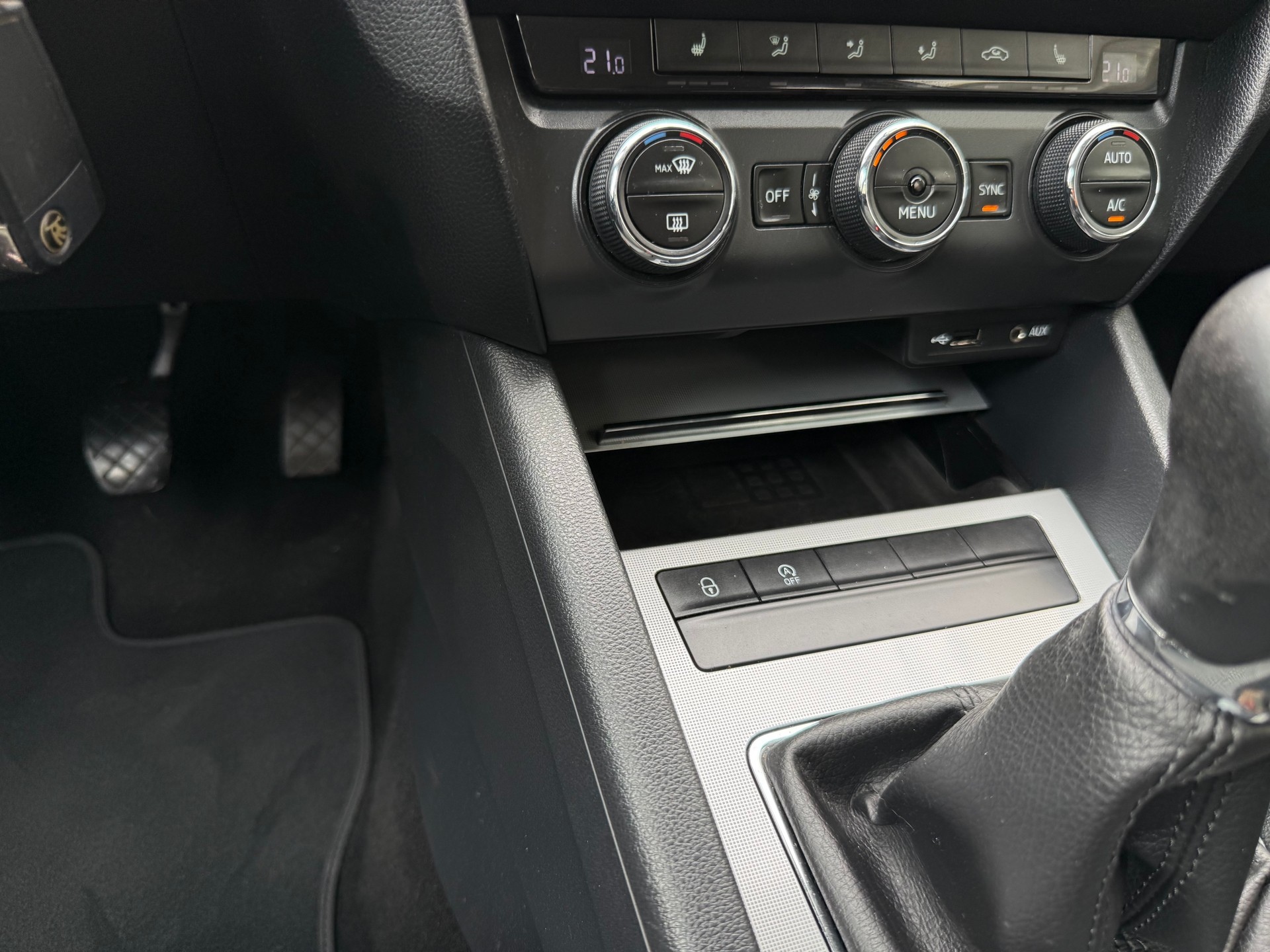 SKODA Octavia Combi 1.6 TDI Ambition-image-16