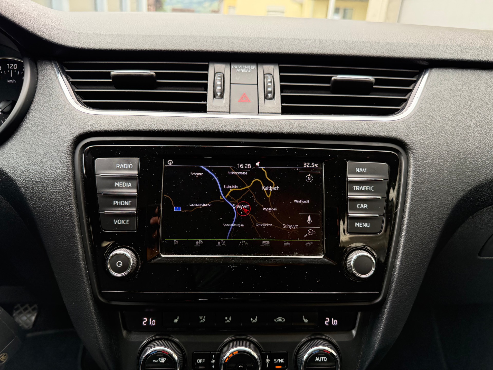 SKODA Octavia Combi 1.6 TDI Ambition-image-14