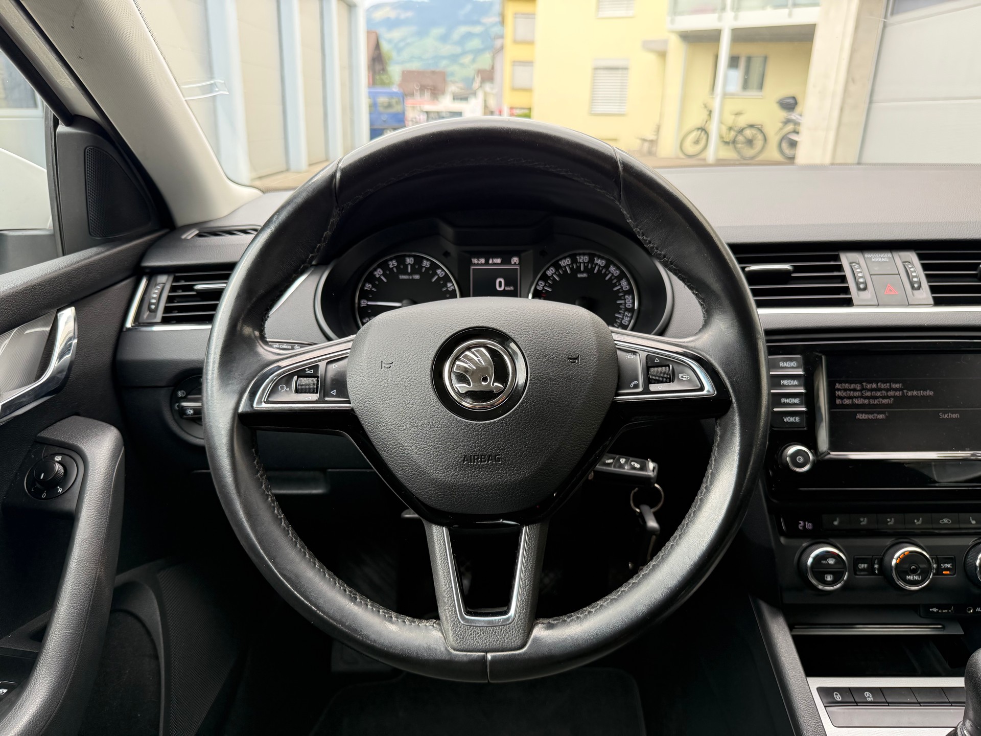 SKODA Octavia Combi 1.6 TDI Ambition-image-12