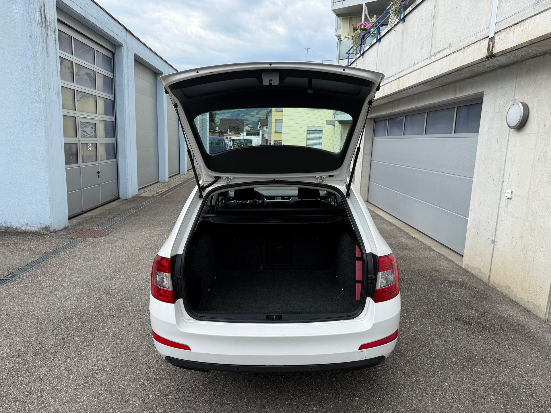 SKODA Octavia Combi 1.6 TDI Ambition-image-23