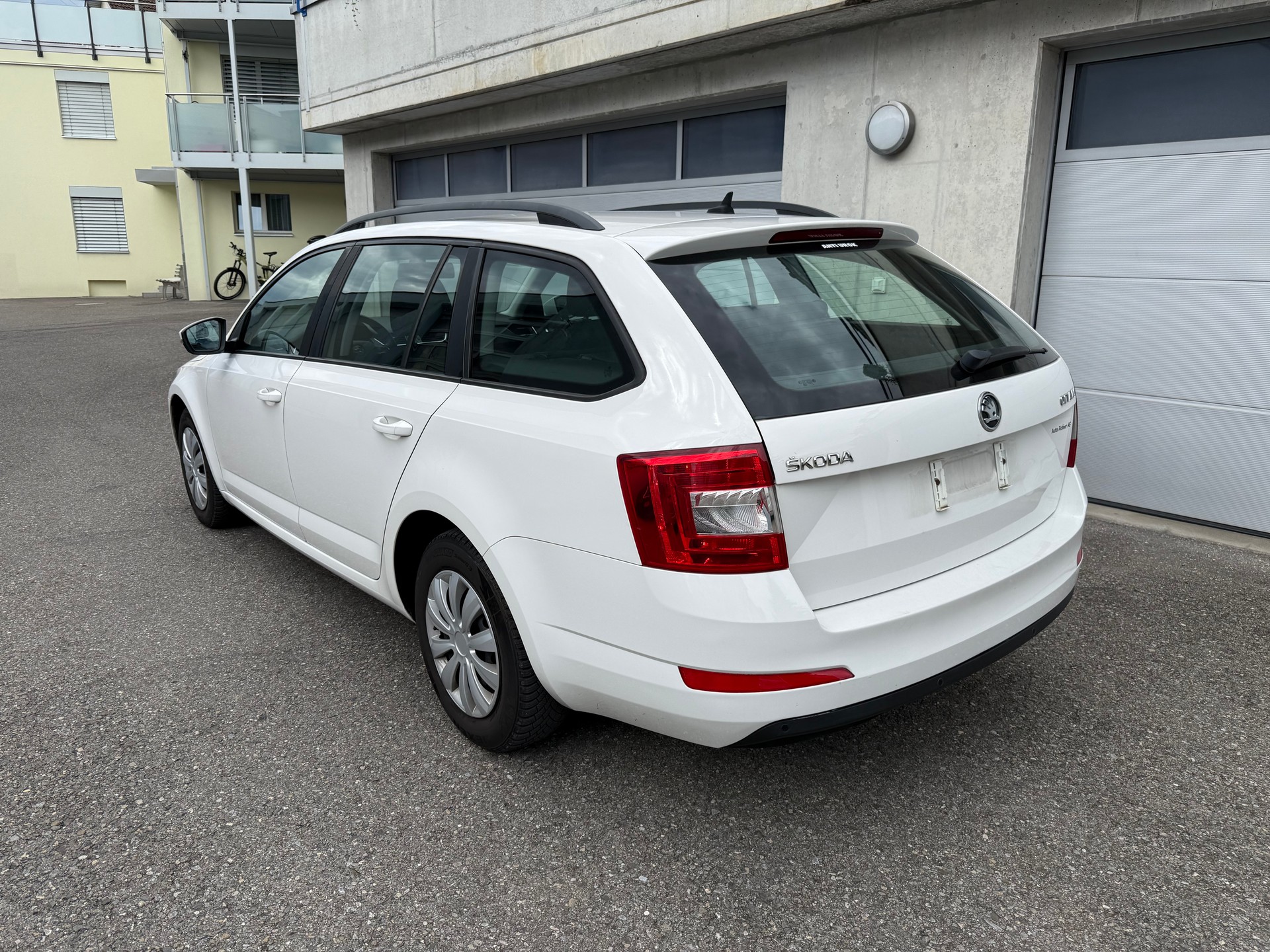 SKODA Octavia Combi 1.6 TDI Ambition-image-5