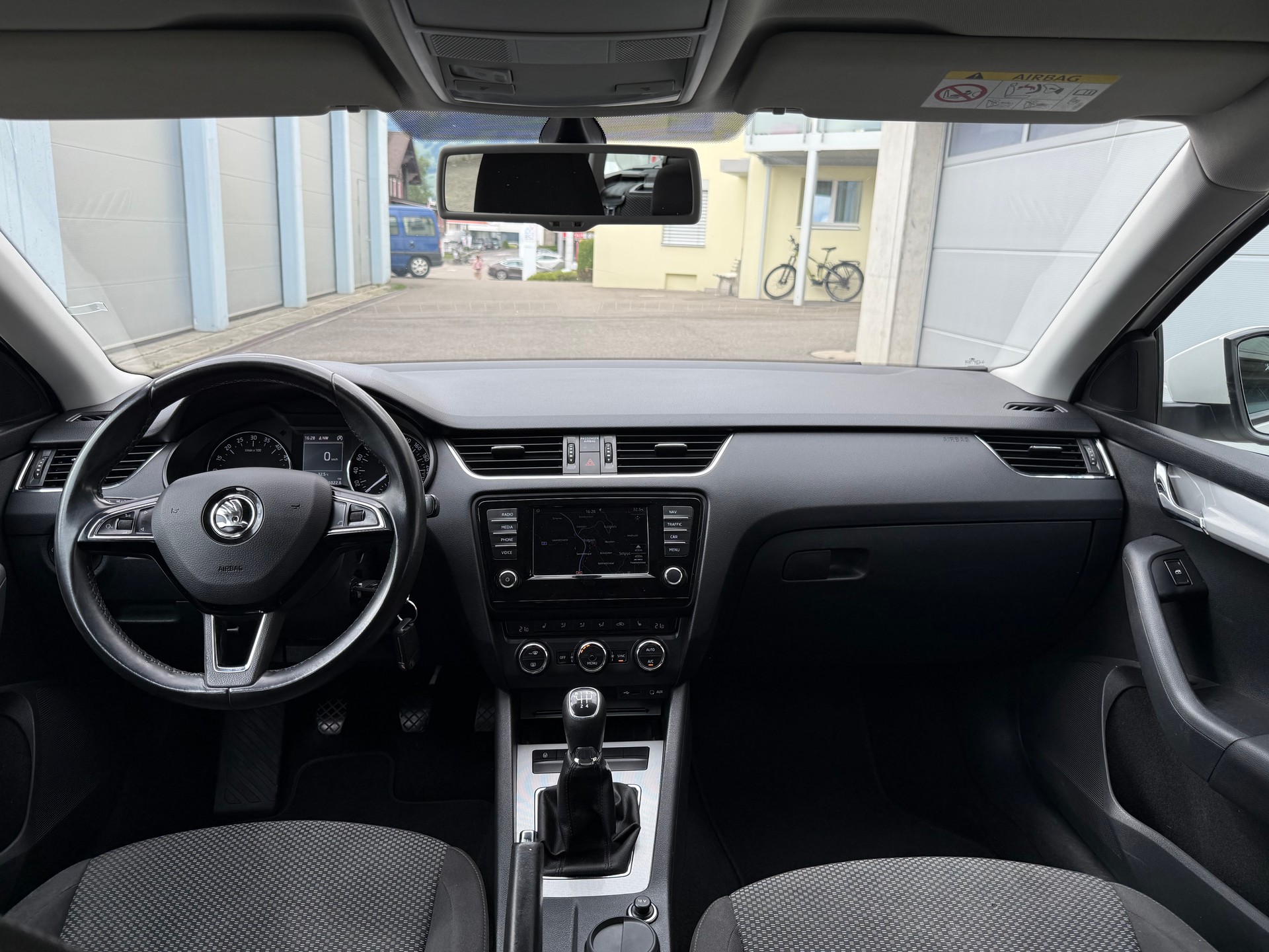 SKODA Octavia Combi 1.6 TDI Ambition-image-18