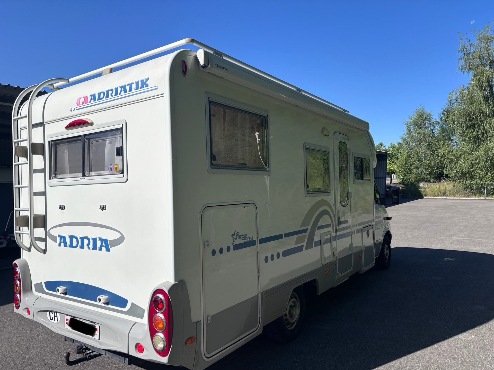 ADRIA Mercedes-Benz StarGo 670SP-image-1