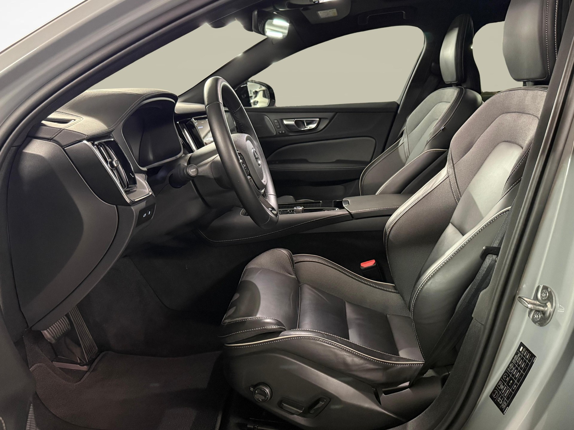 VOLVO V60 2.0 T6 TE Ultimate Dark eAWD-image-10