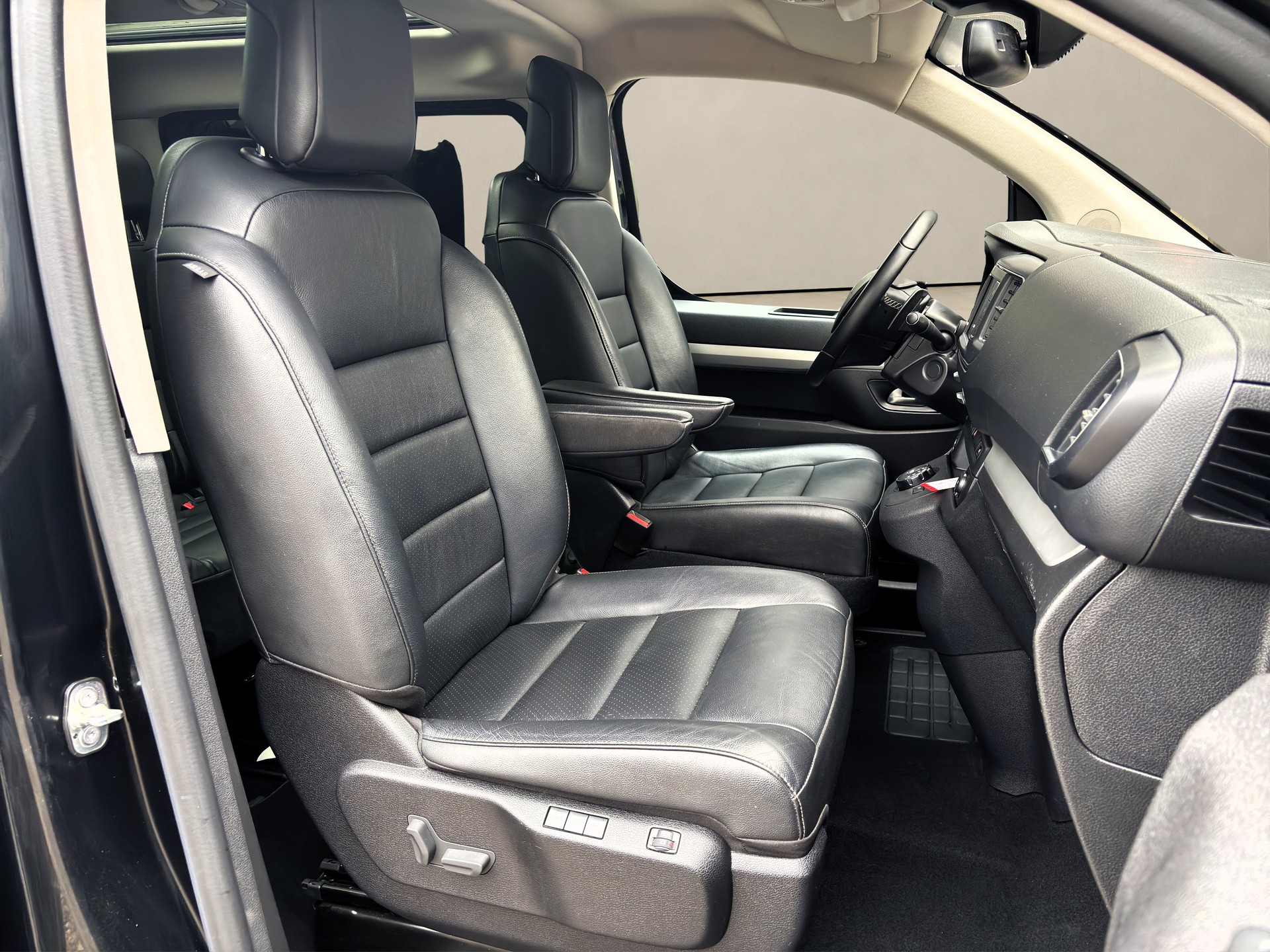 TOYOTA Proace Verso 2.0 D-4D VIP ❗TOP-AUSSTATTUNG❗Medium Automatic ✅CH-Fahrzeug & 8-fach bereift✅-image-9