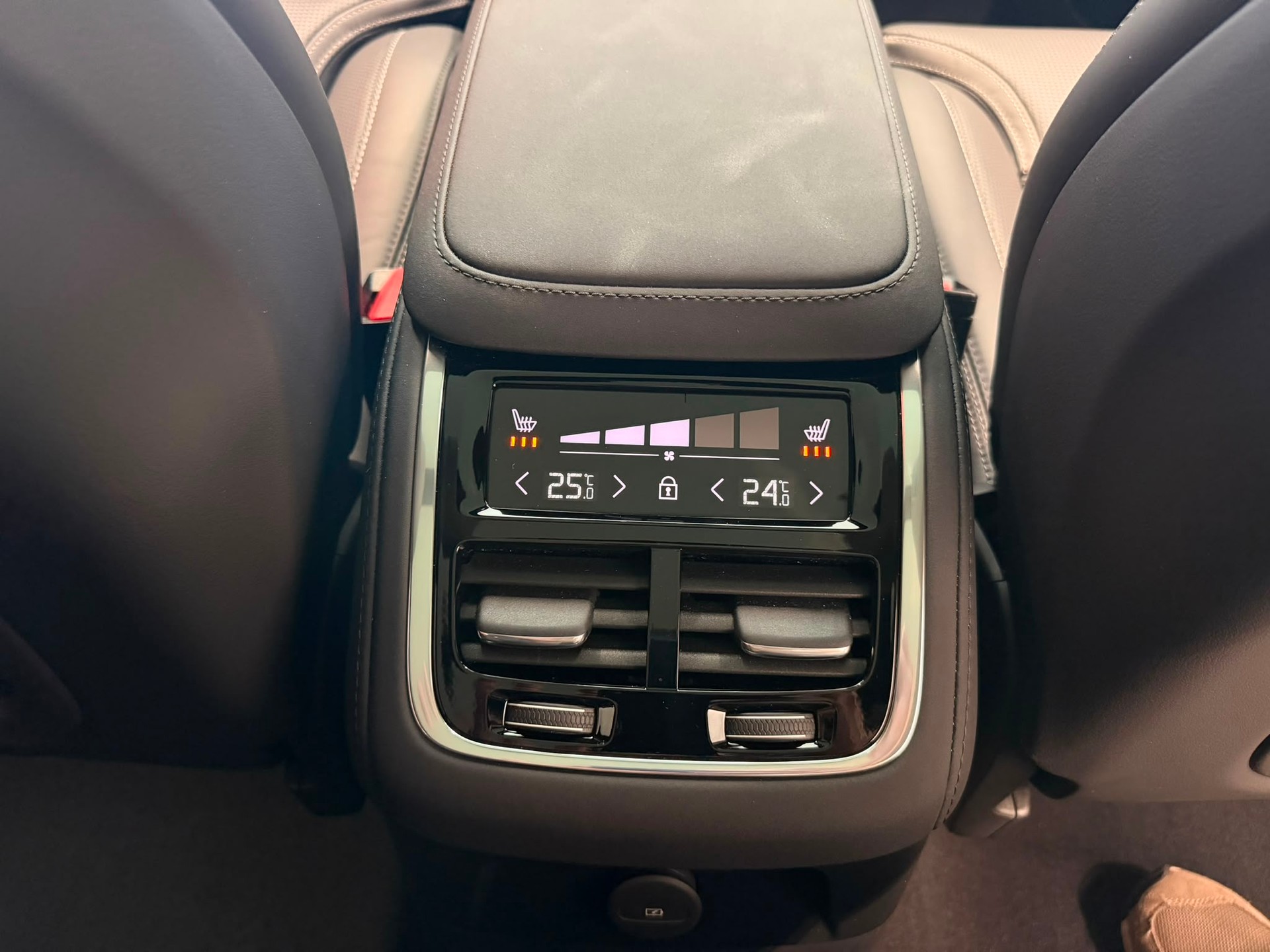 VOLVO XC90 T8 eAWD PluginHybrid Black Edition Geartronic-image-30