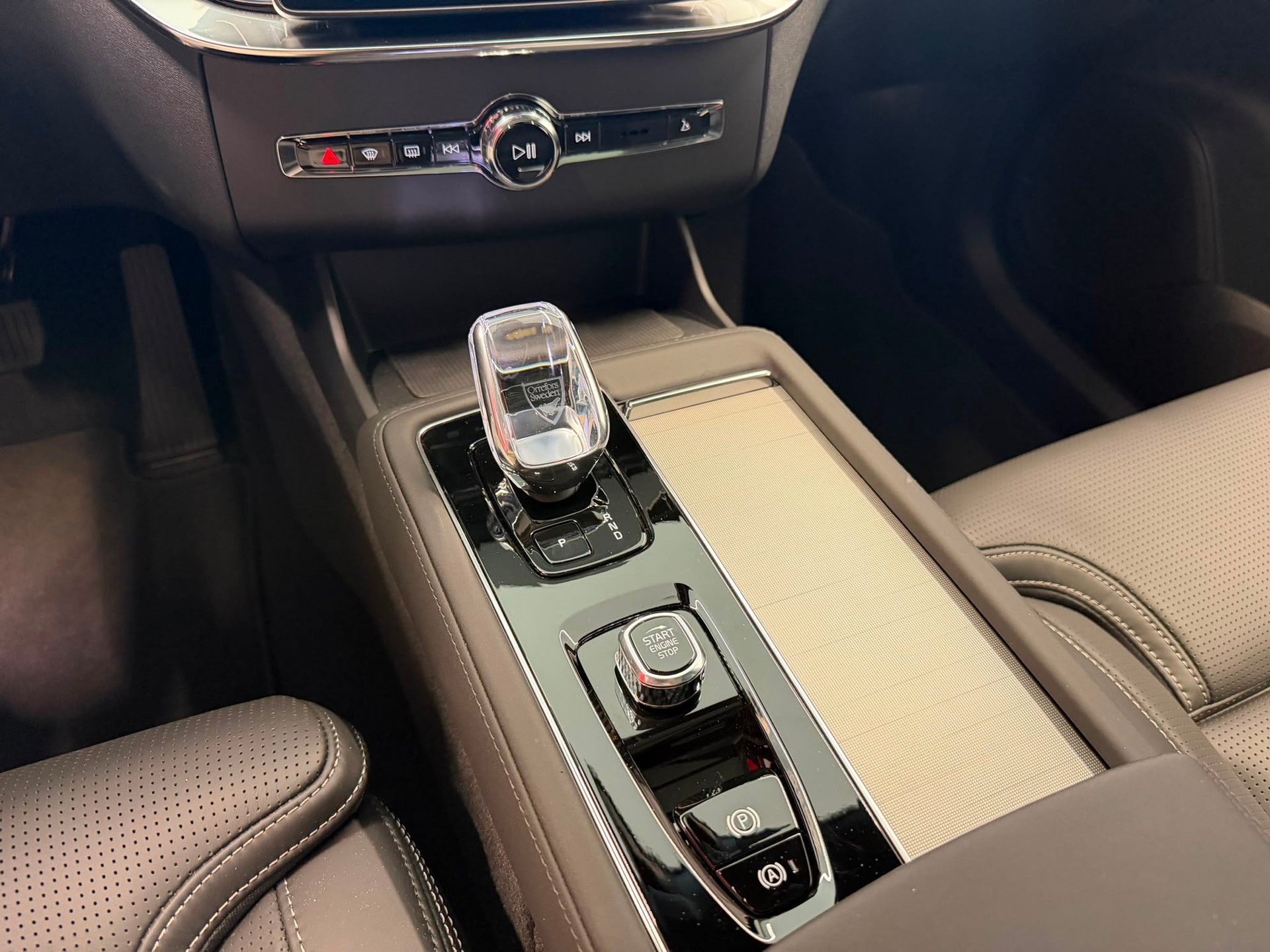 VOLVO XC90 T8 eAWD PluginHybrid Black Edition Geartronic-image-24