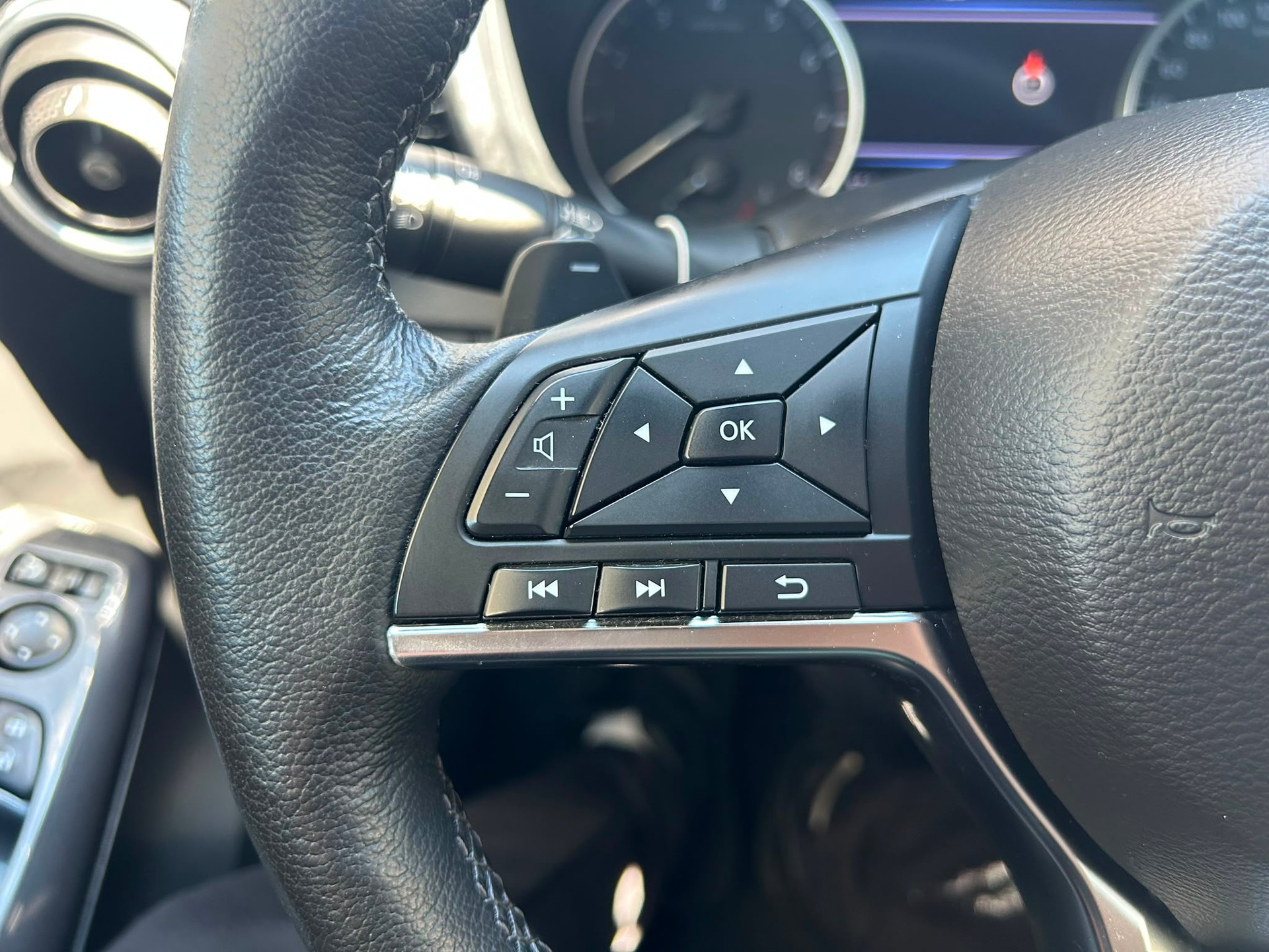 NISSAN Juke 1.0 DIG-T N-Connecta DCT-image-9