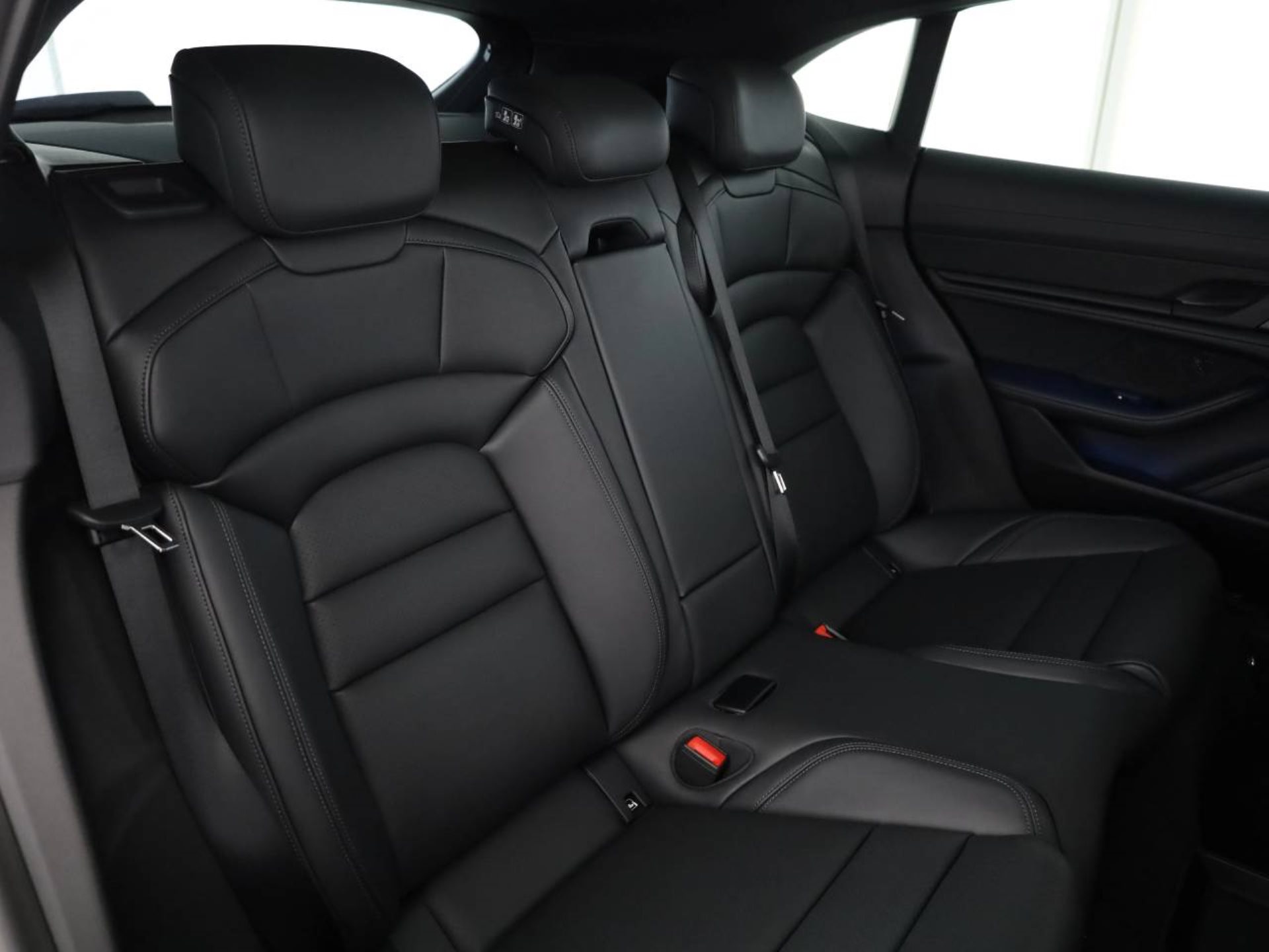 PORSCHE Taycan 4S Sport Turismo Black Edition-image-24