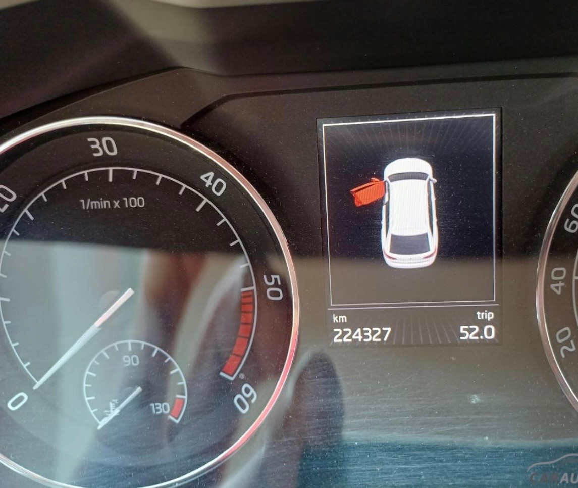 SKODA Superb Combi 2.0 TDi Style DSG-image-12