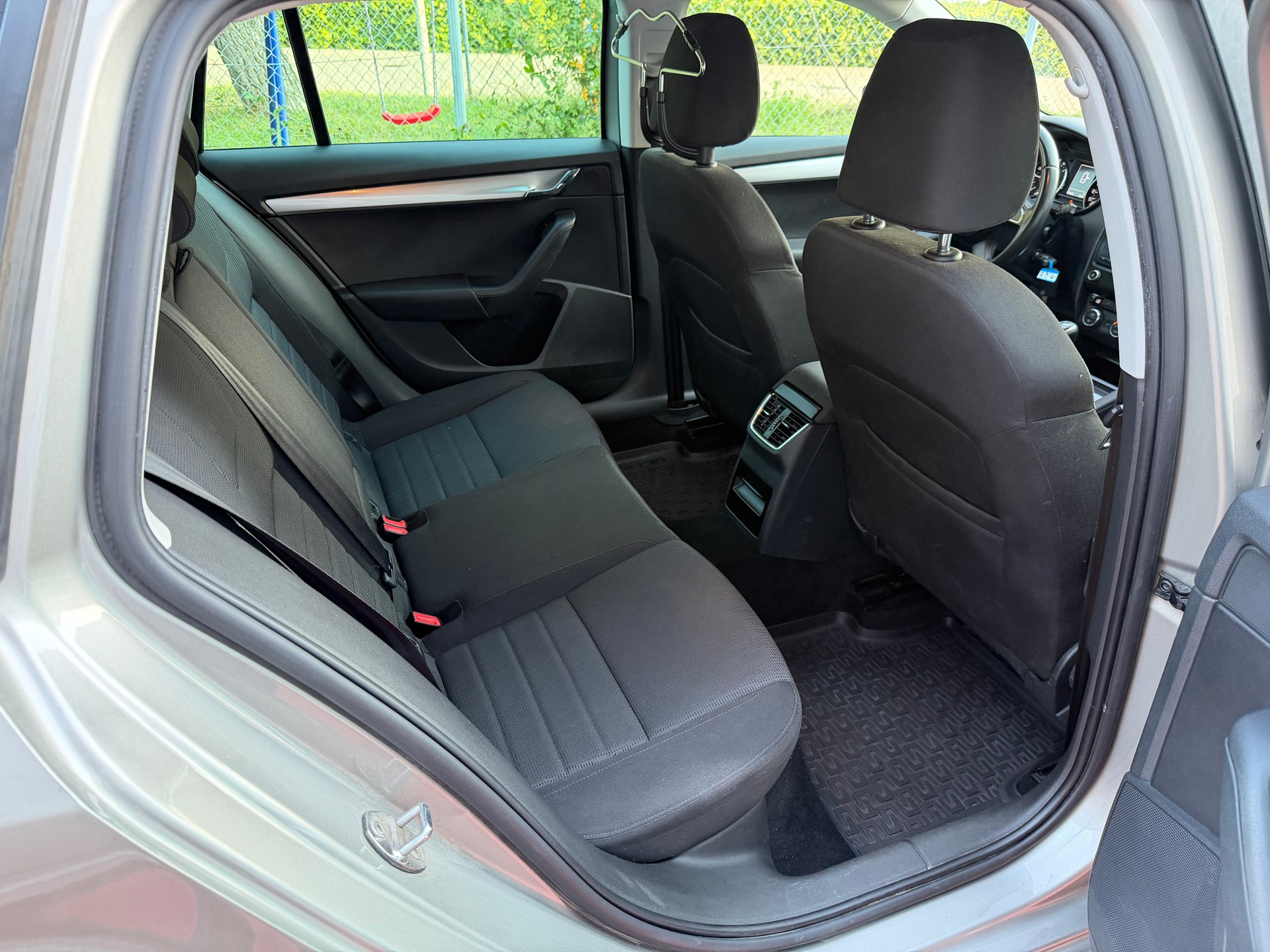 SKODA Octavia Combi 2.0 TDI Fresh 4x4-image-11