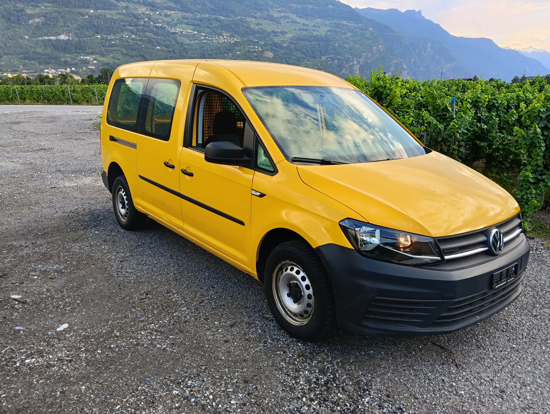 VW Caddy Maxi 2.0TDI 4Motion BlueMotion Technology-image-0