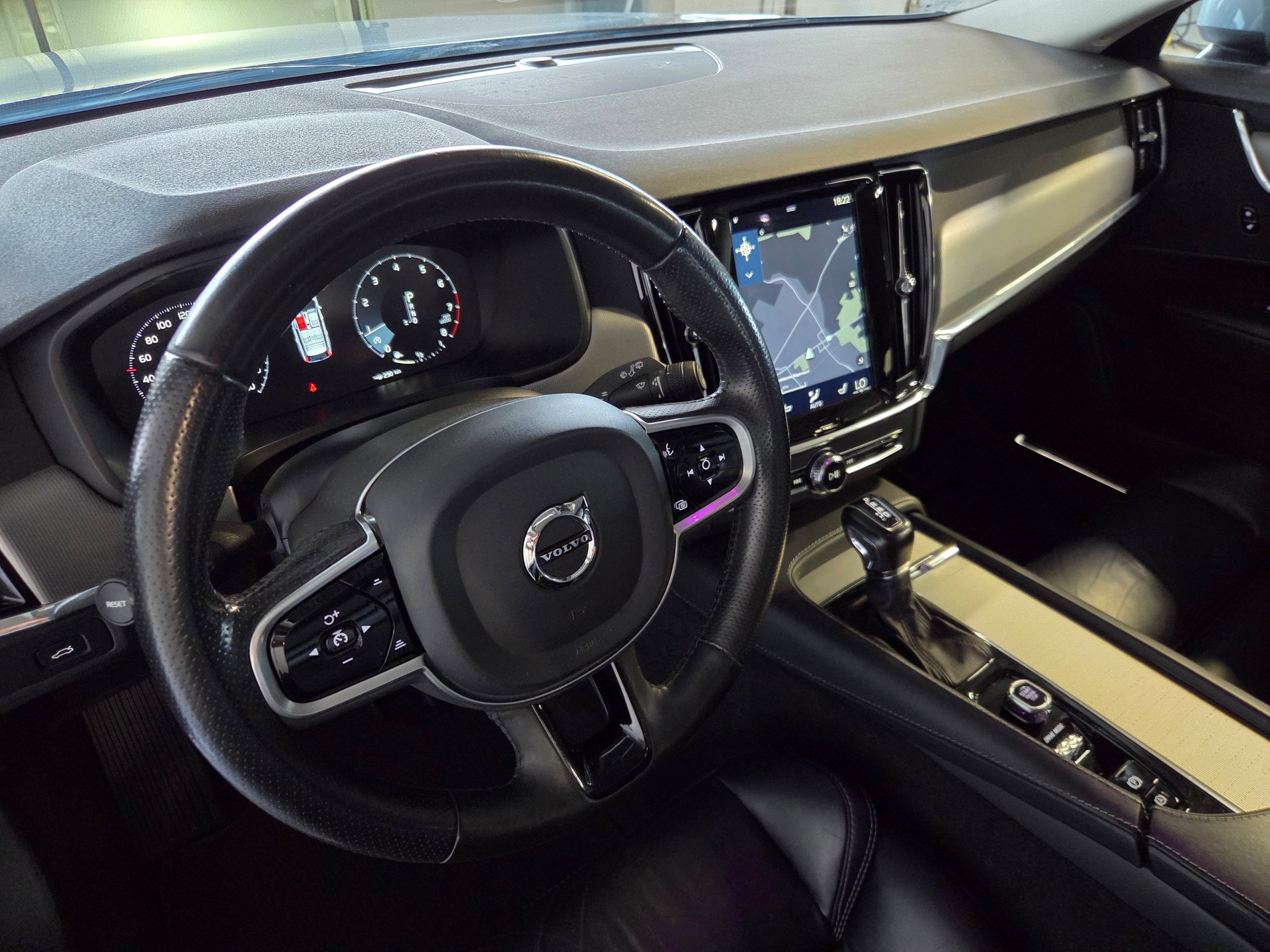 VOLVO V90 Cross Country 2.0 T5 Pro AWD-image-11