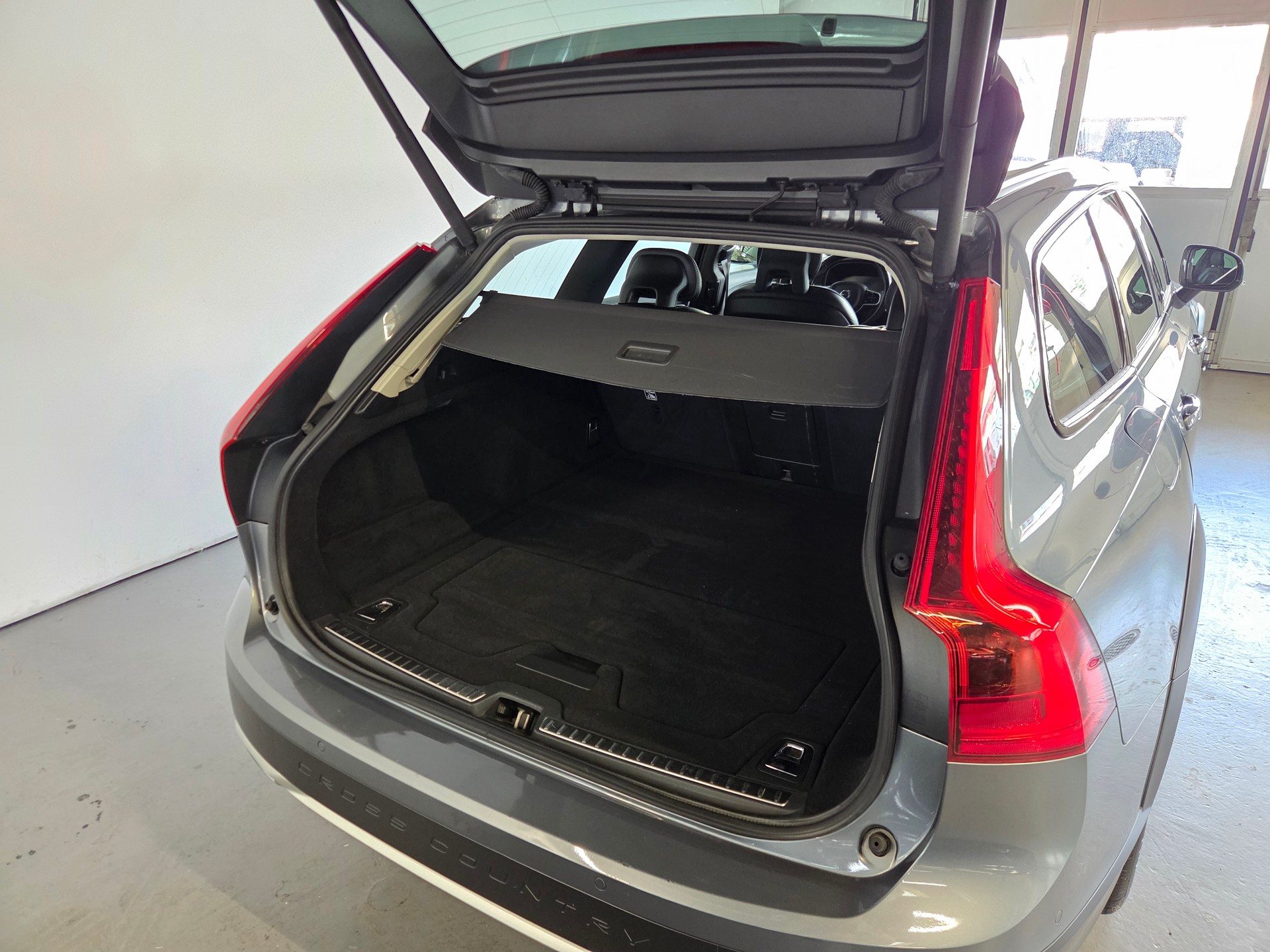VOLVO V90 Cross Country 2.0 T5 Pro AWD-image-19