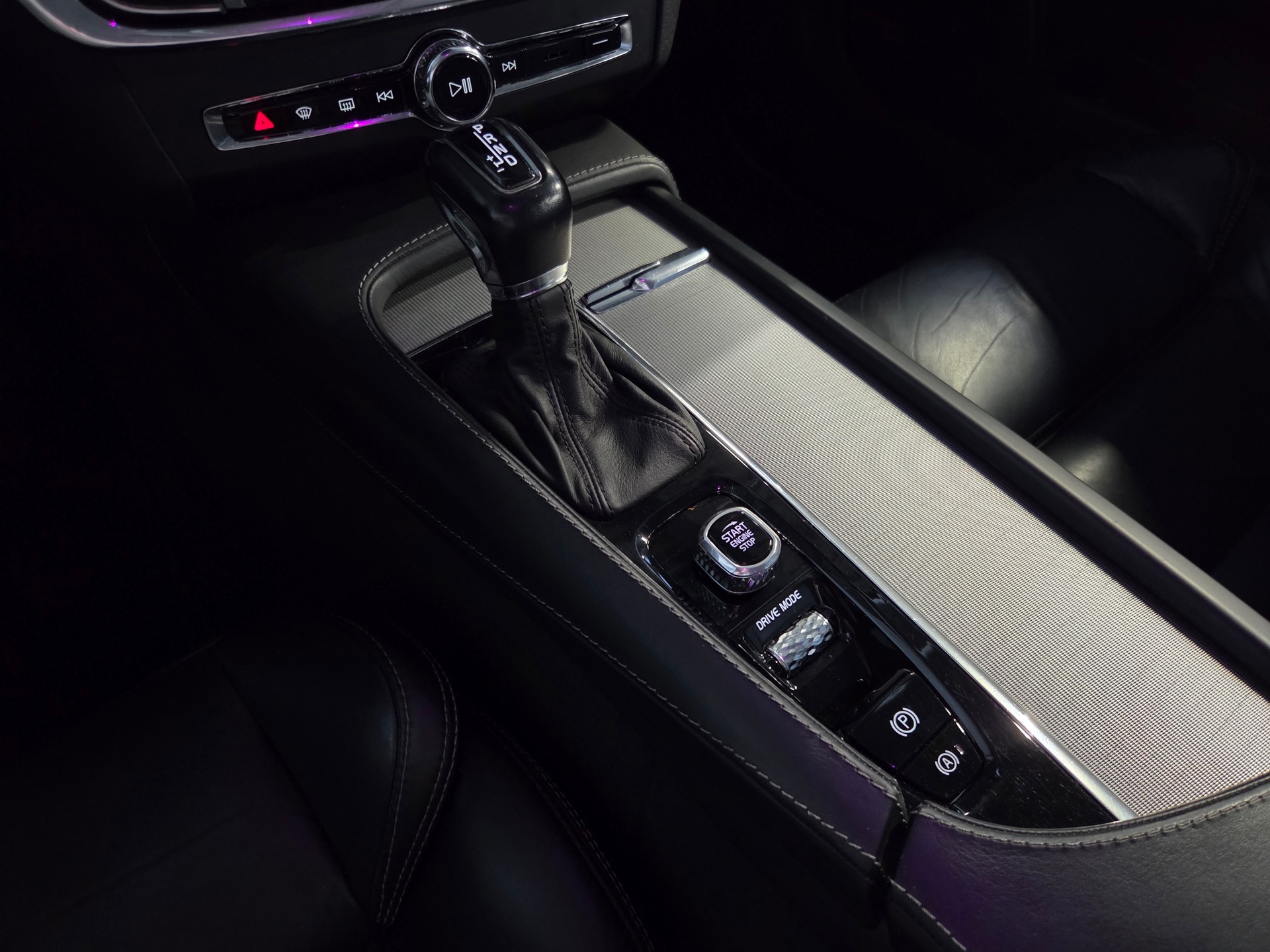 VOLVO V90 Cross Country 2.0 T5 Pro AWD-image-15