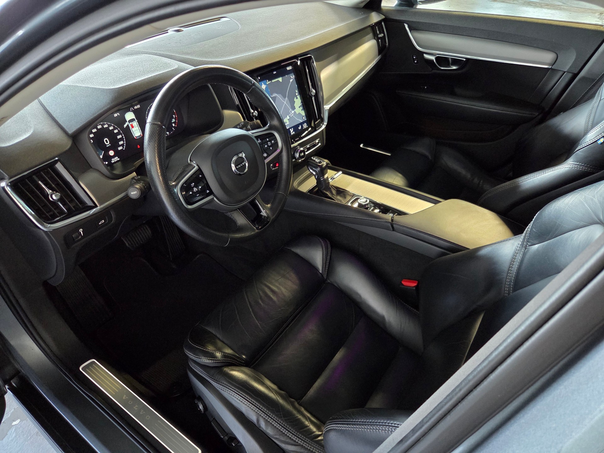 VOLVO V90 Cross Country 2.0 T5 Pro AWD-image-12