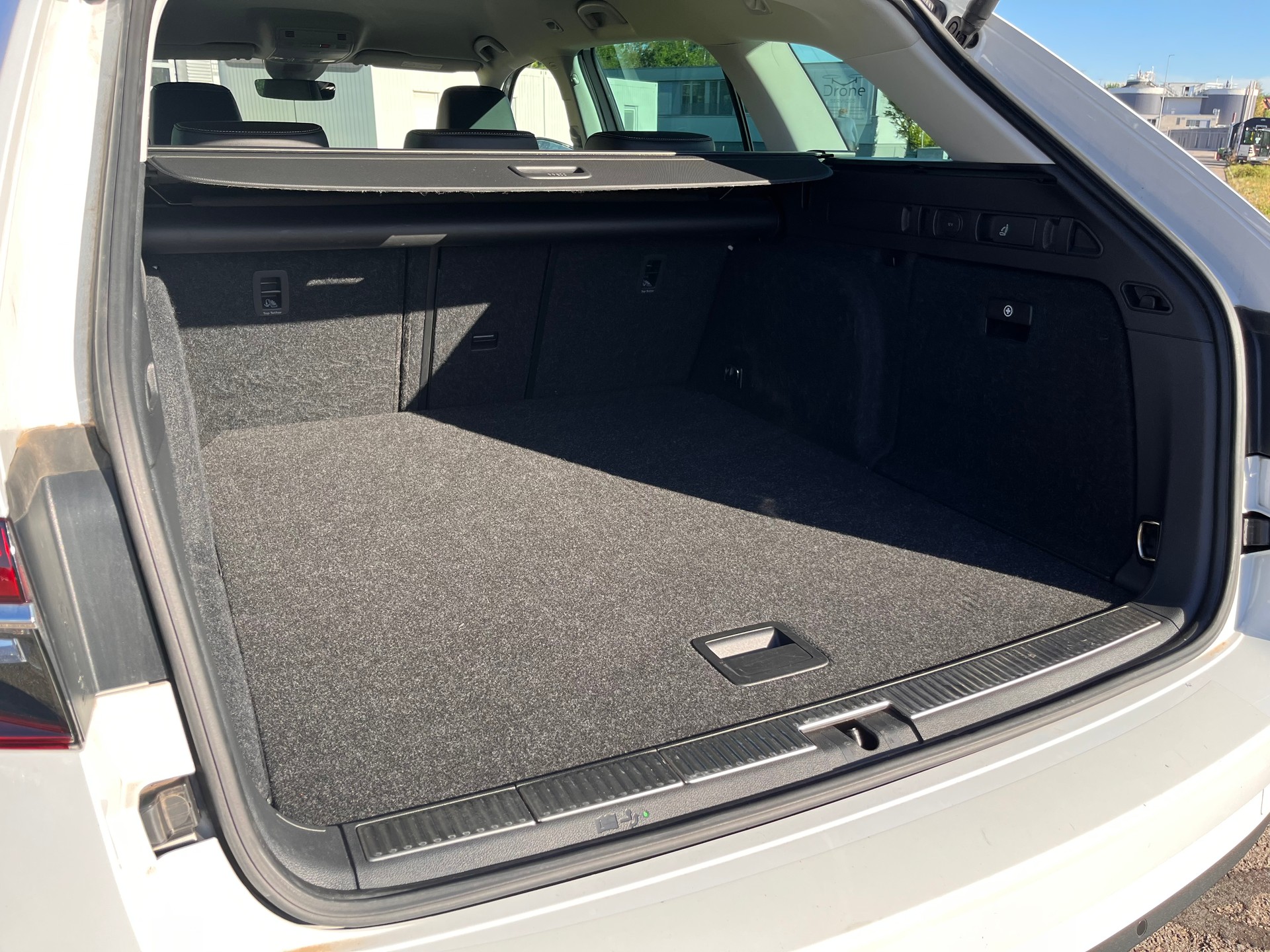 SKODA Superb Combi 2.0 TDi Style 4x4 DSG * MY SKODA PAKET - LEDER ALCANTARA - PEARL WEISS METALLIC - AHK 2200kg *-image-17