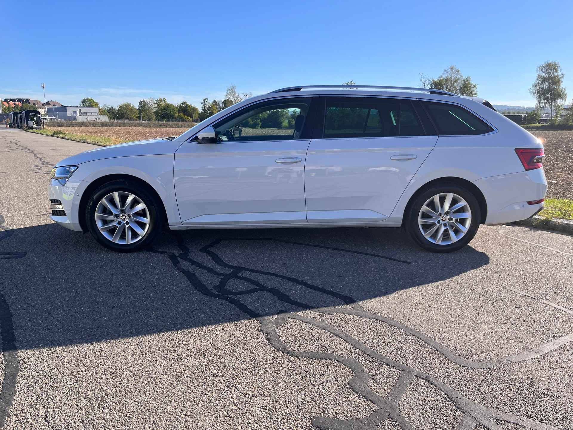 SKODA Superb Combi 2.0 TDi Style 4x4 DSG * MY SKODA PAKET - LEDER ALCANTARA - PEARL WEISS METALLIC - AHK 2200kg *-image-2