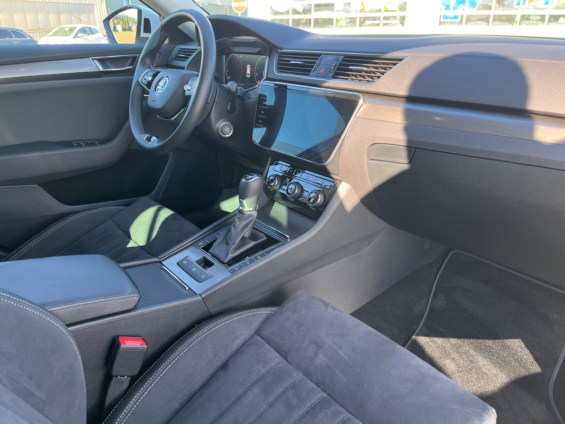 SKODA Superb Combi 2.0 TDi Style 4x4 DSG * MY SKODA PAKET - LEDER ALCANTARA - PEARL WEISS METALLIC - AHK 2200kg *-image-15