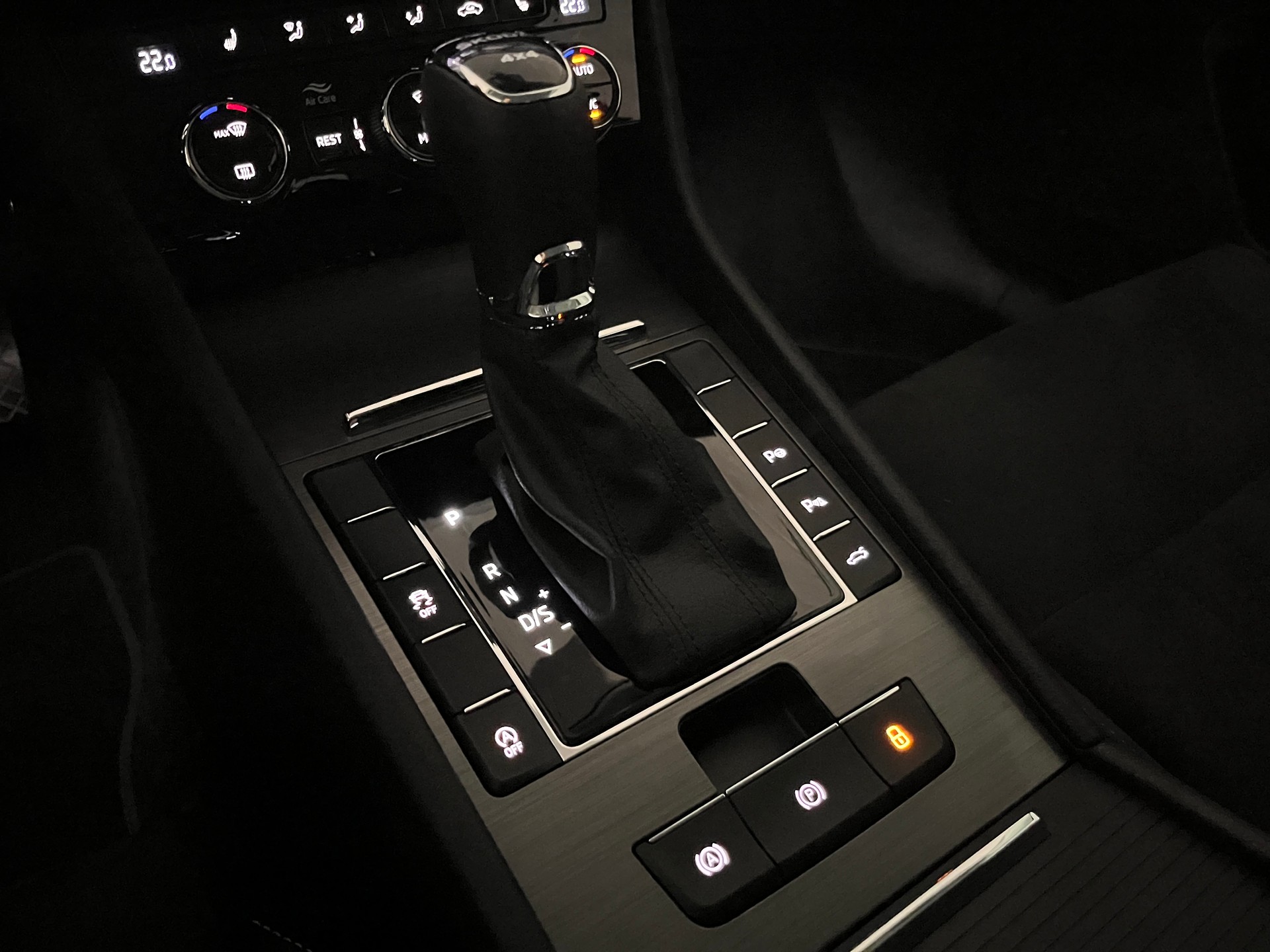 SKODA Superb Combi 2.0 TDi Style 4x4 DSG * MY SKODA PAKET - LEDER ALCANTARA - PEARL WEISS METALLIC - AHK 2200kg *-image-19