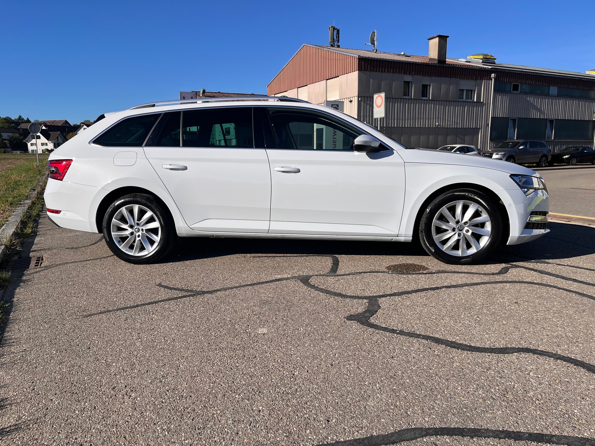 SKODA Superb Combi 2.0 TDi Style 4x4 DSG * MY SKODA PAKET - LEDER ALCANTARA - PEARL WEISS METALLIC - AHK 2200kg *-image-6