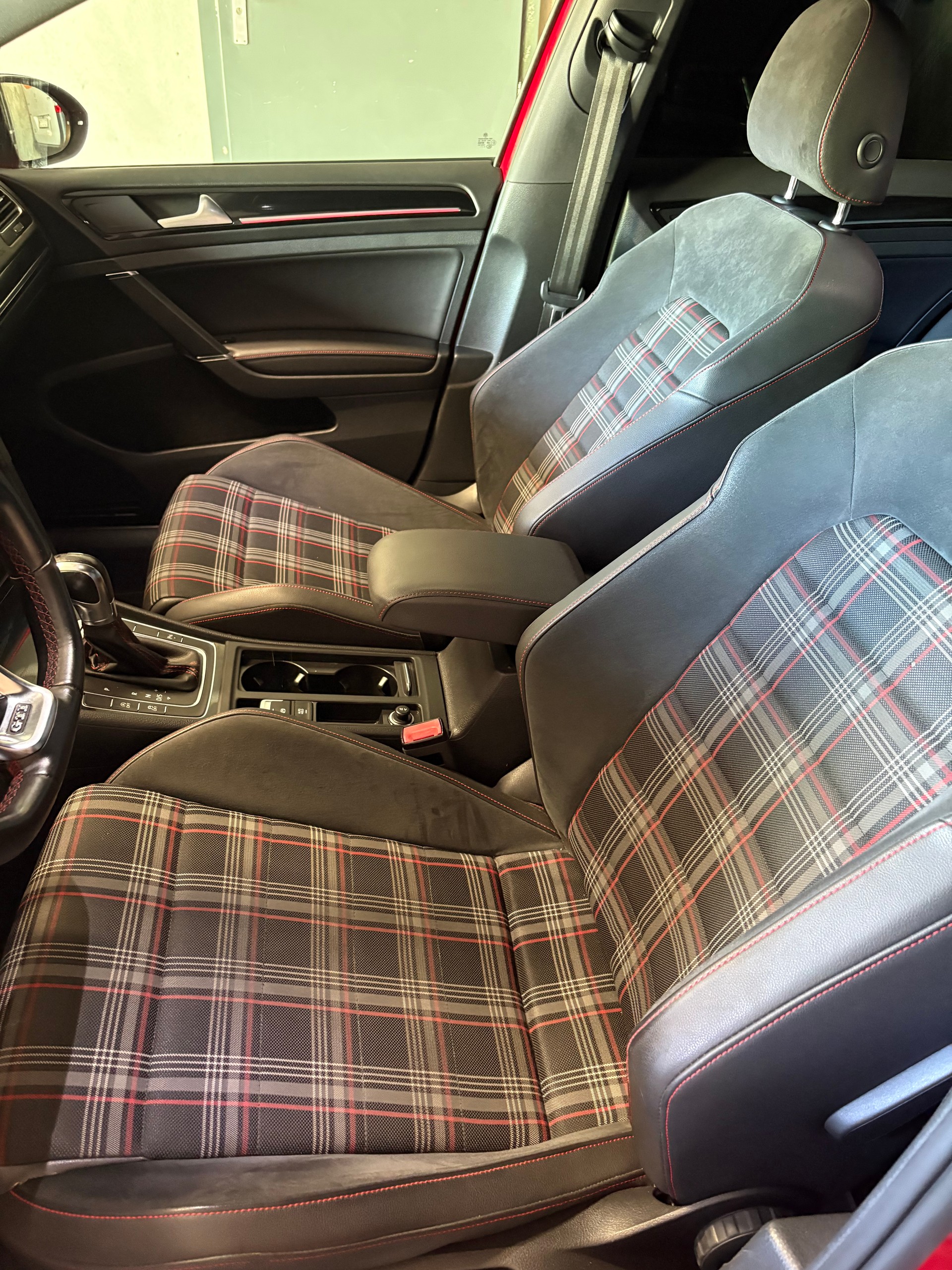 VW Golf 2.0 TSI GTI Performance DSG-image-4