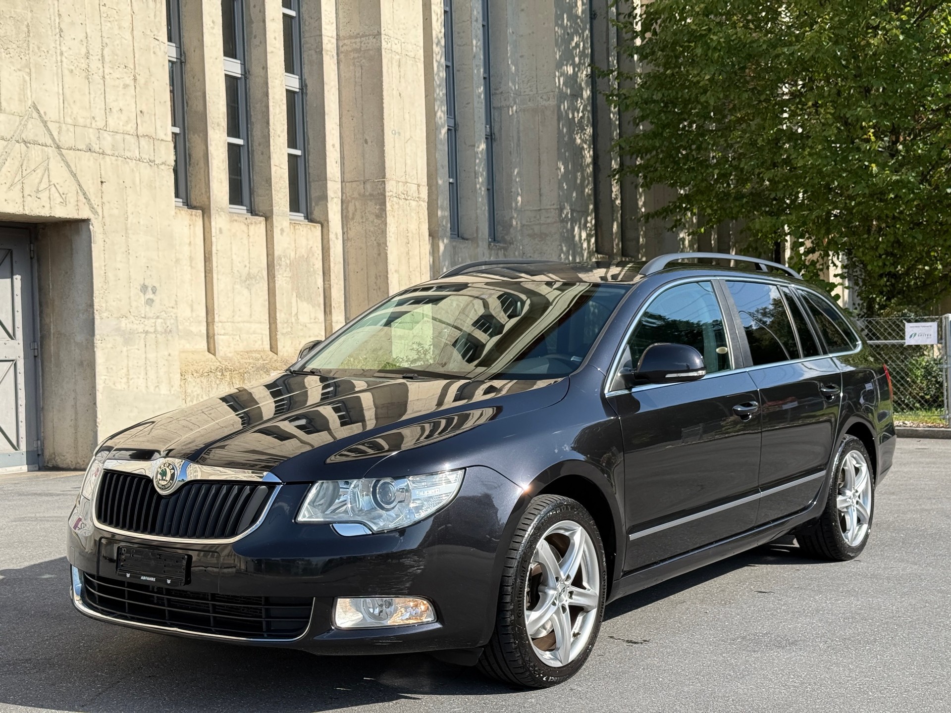 SKODA Superb Combi 2.0 TDi Ambition DSG-image-0