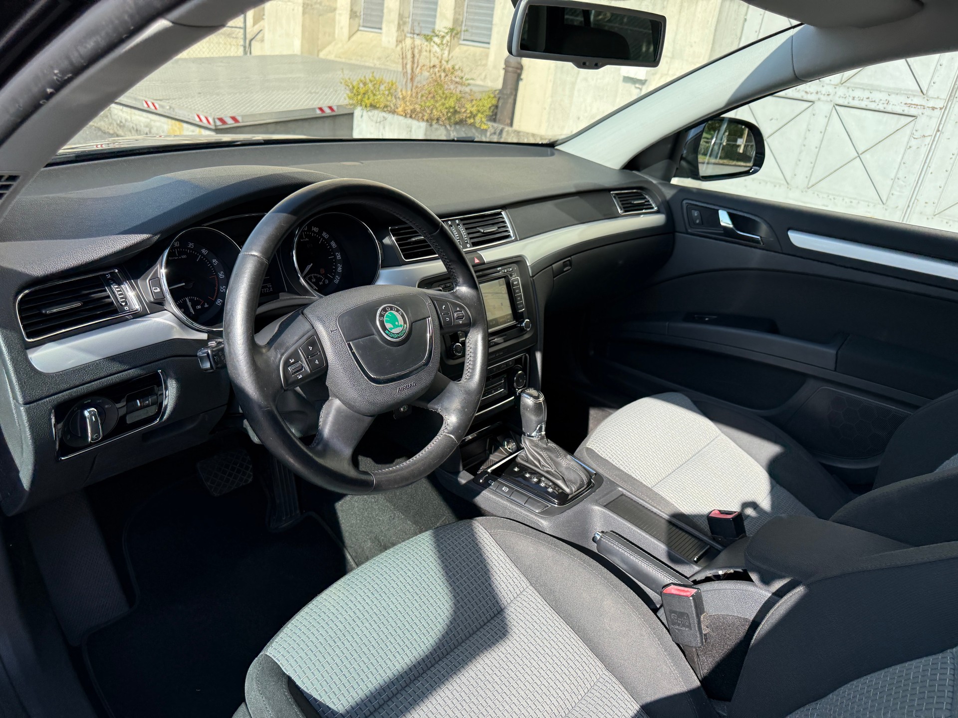 SKODA Superb Combi 2.0 TDi Ambition DSG-image-5