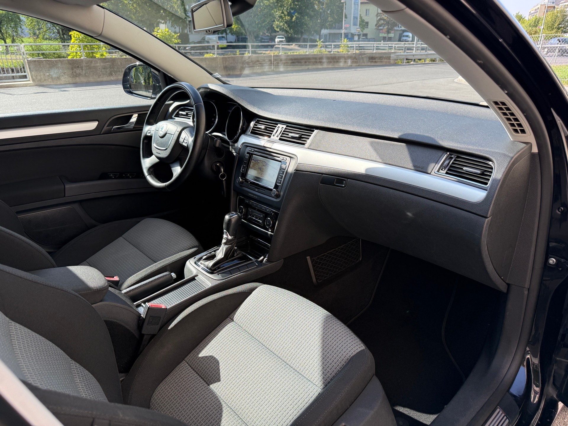 SKODA Superb Combi 2.0 TDi Ambition DSG-image-7