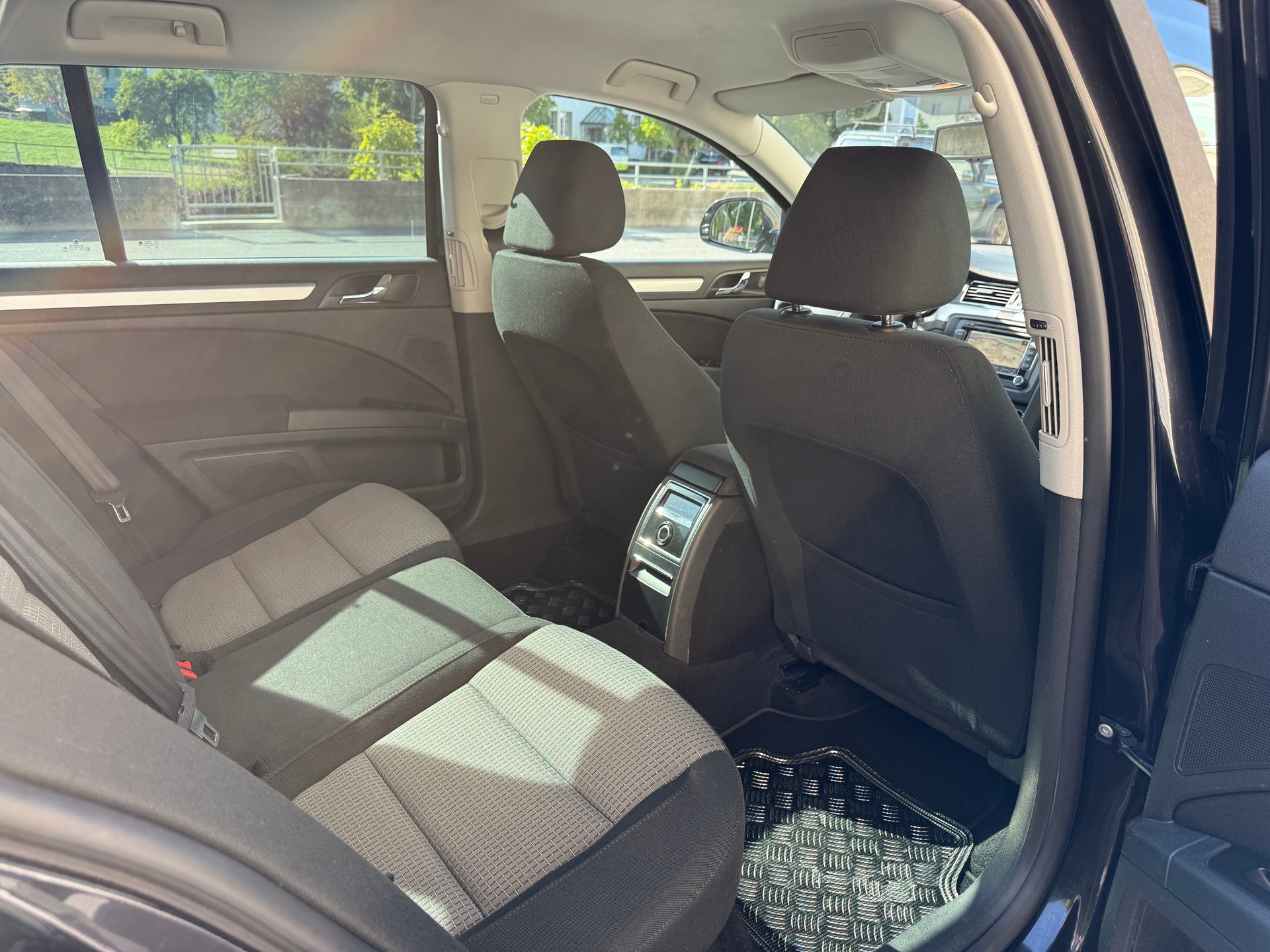 SKODA Superb Combi 2.0 TDi Ambition DSG-image-8