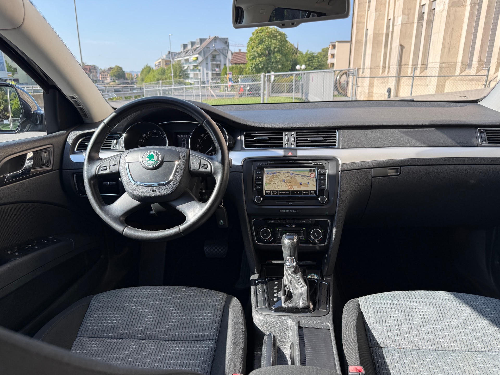 SKODA Superb Combi 2.0 TDi Ambition DSG-image-6