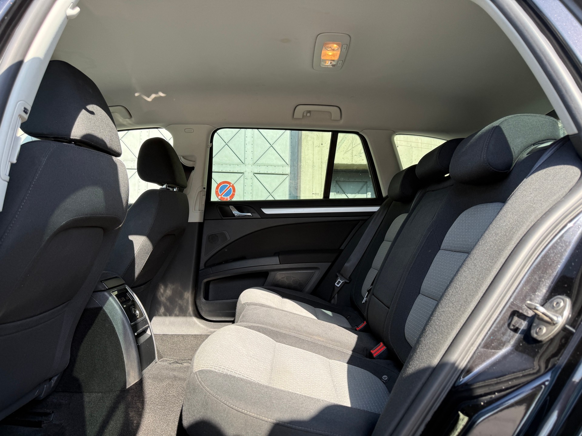 SKODA Superb Combi 2.0 TDi Ambition DSG-image-9