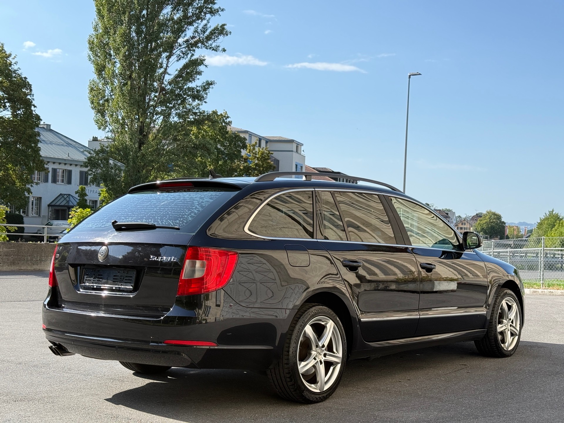 SKODA Superb Combi 2.0 TDi Ambition DSG-image-10