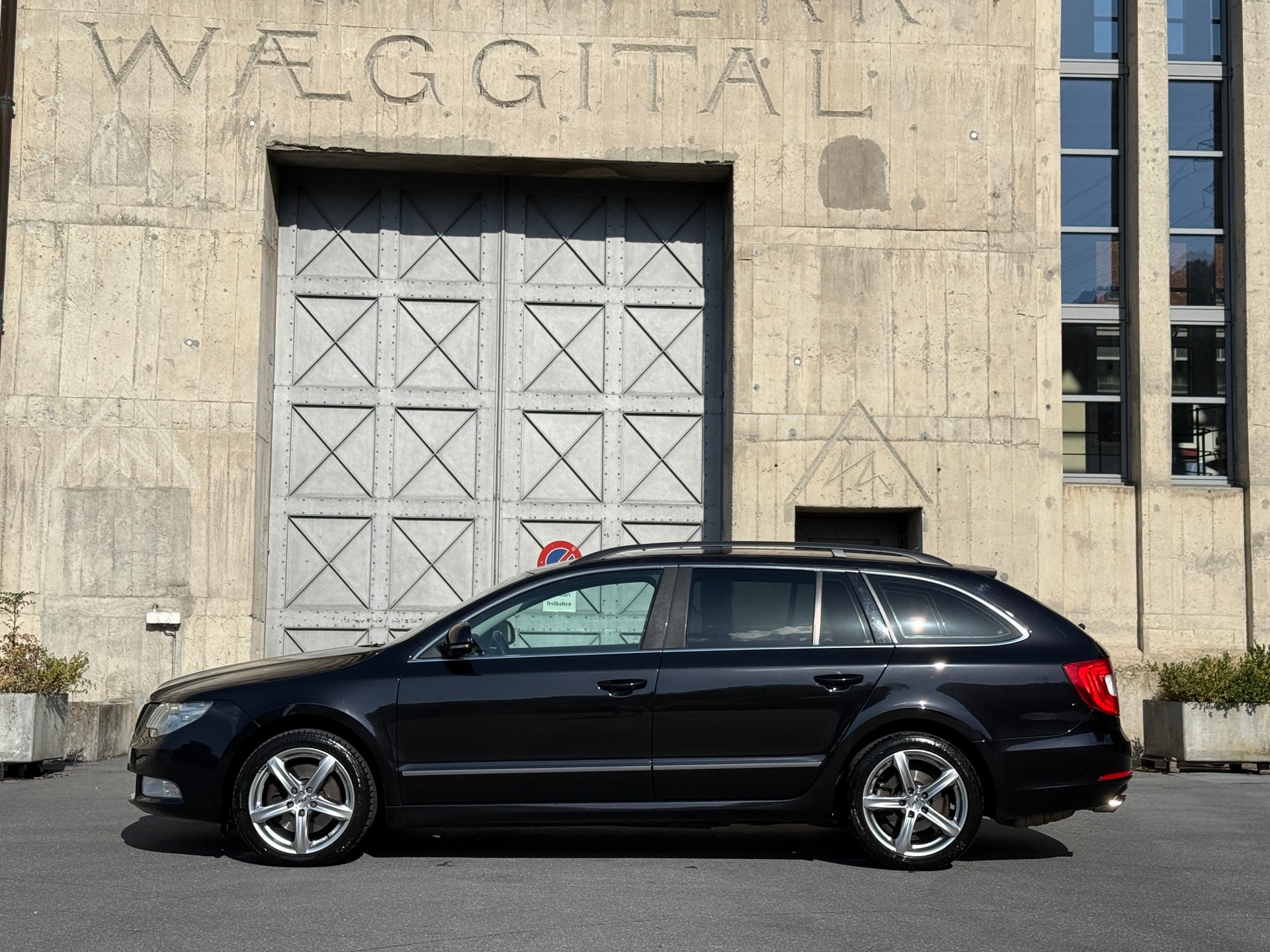 SKODA Superb Combi 2.0 TDi Ambition DSG-image-1