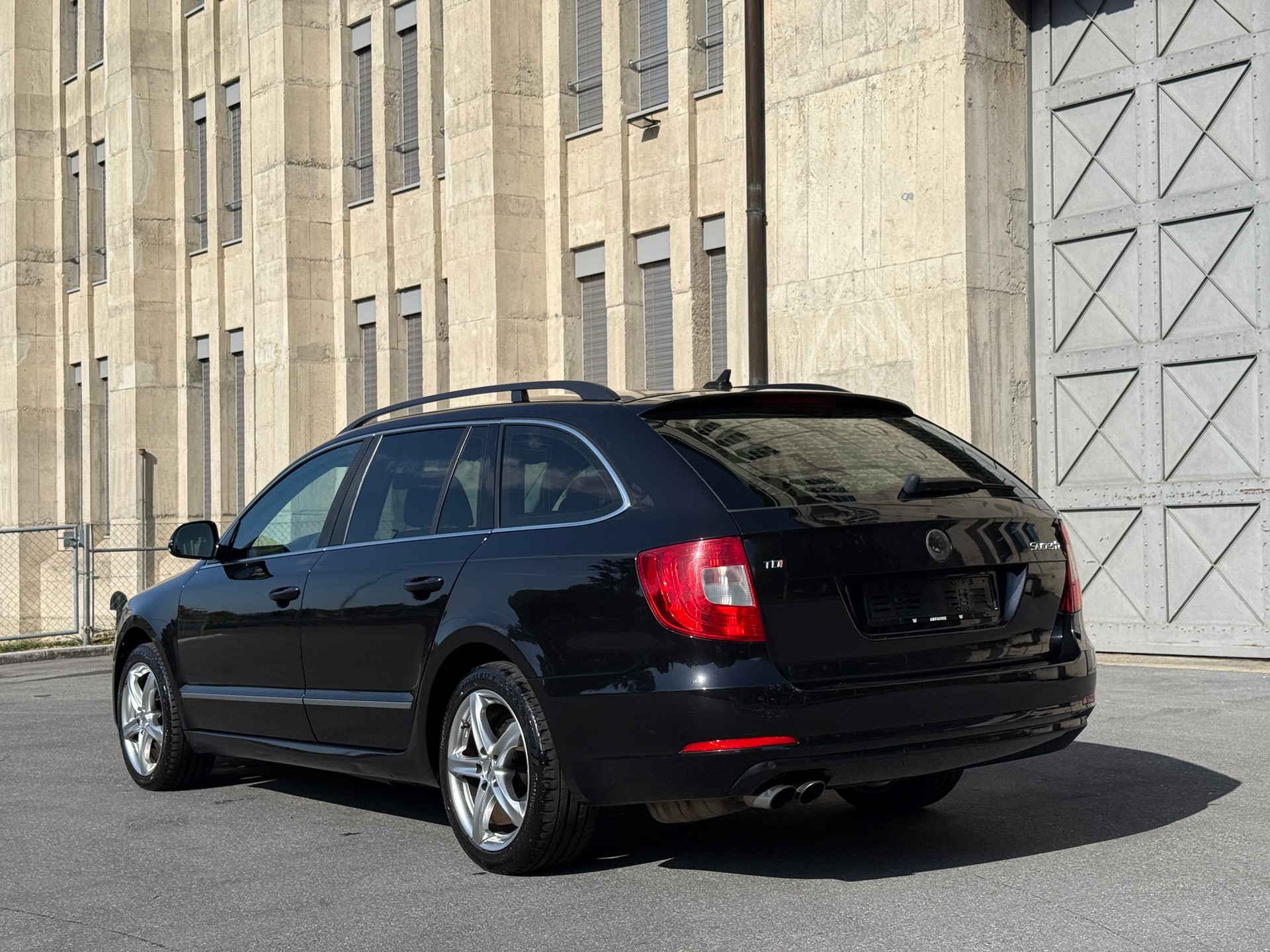 SKODA Superb Combi 2.0 TDi Ambition DSG-image-2