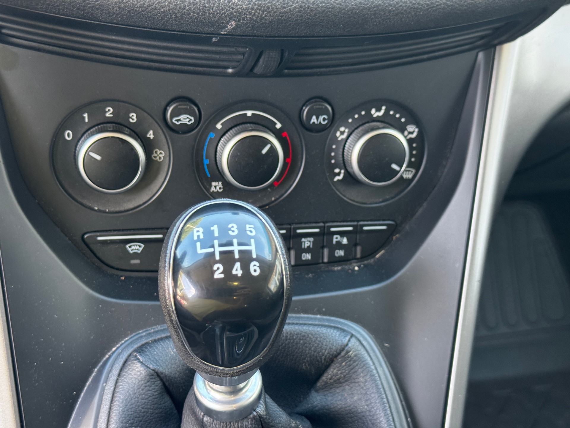 FORD Kuga 2.0 TDCi Carving 4WD-image-12