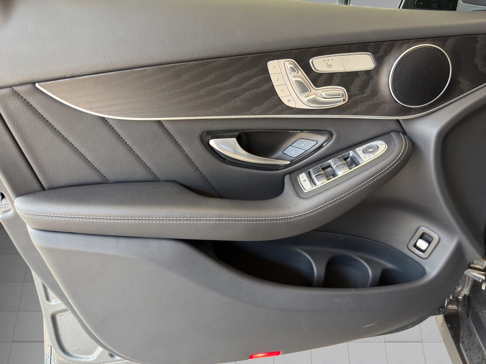 MERCEDES-BENZ GLC 300 4Matic AMG Line 9G-Tronic-image-7