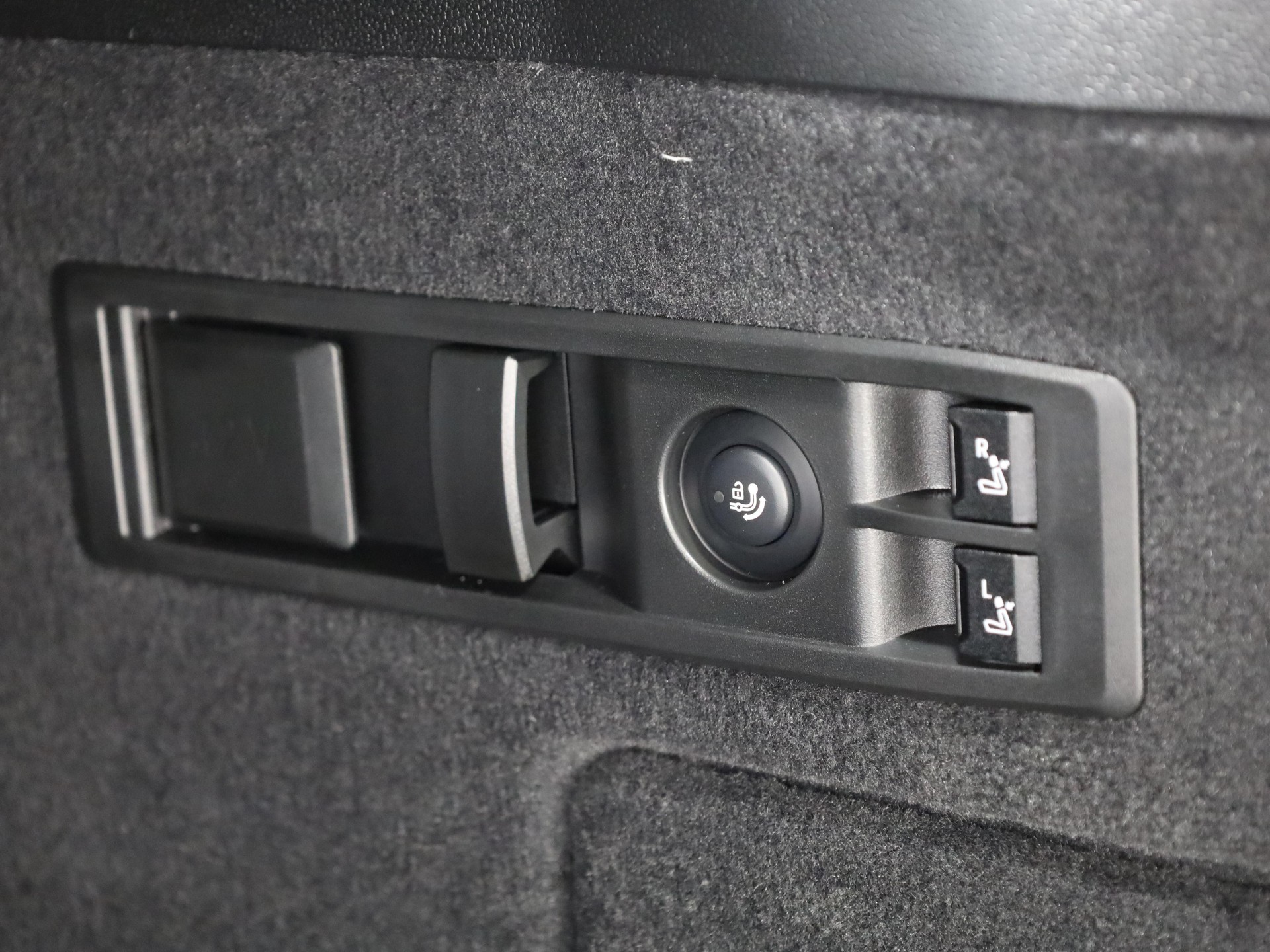 BMW iX I20 M70-image-9