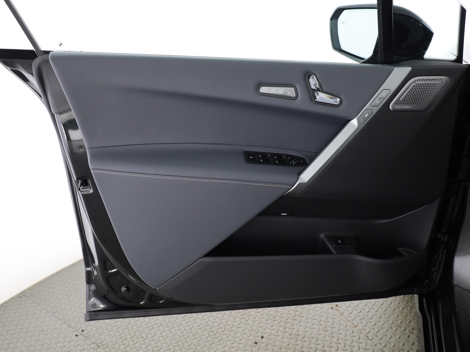 BMW iX I20 M70-image-11