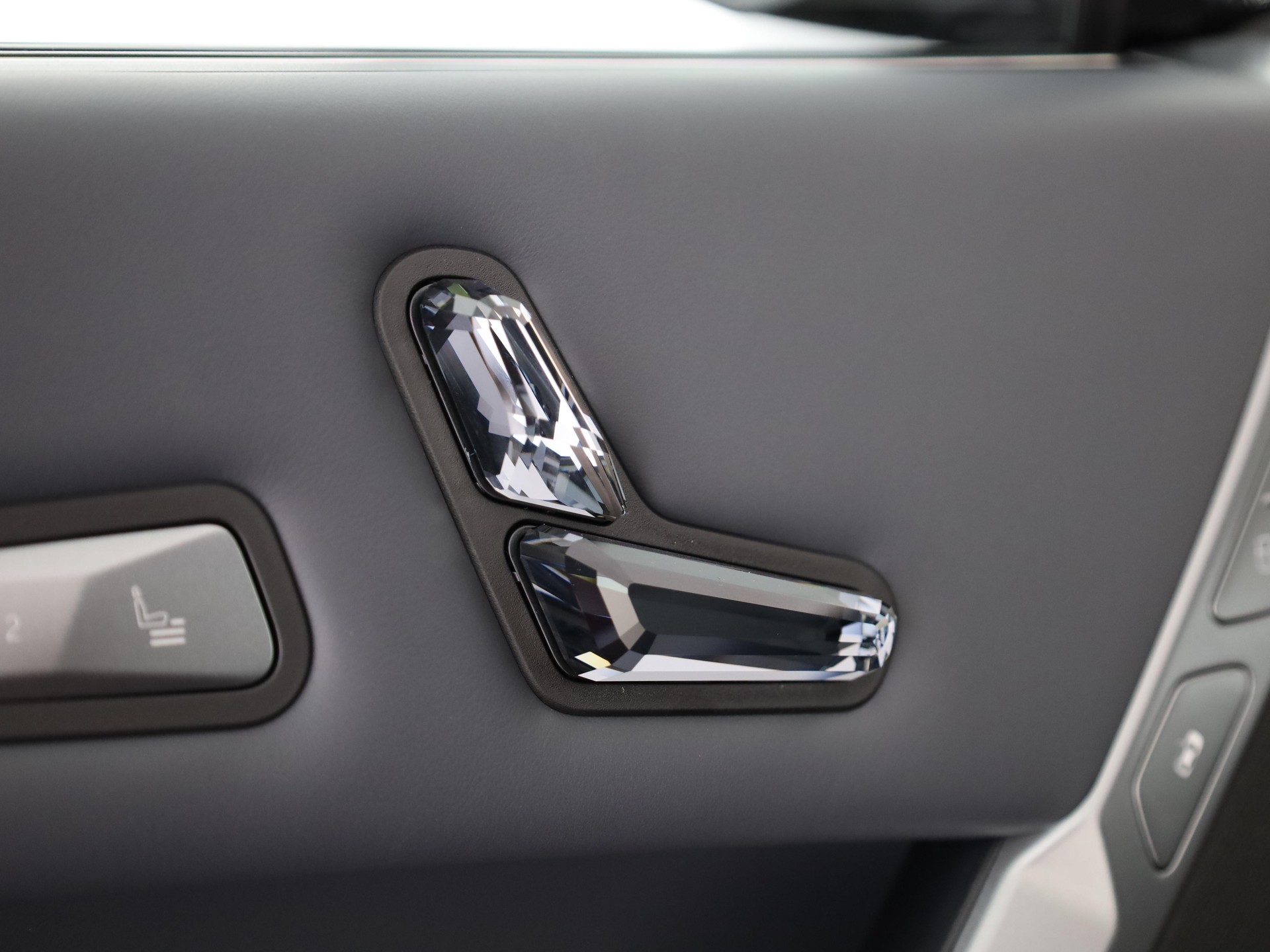 BMW iX I20 M70-image-12