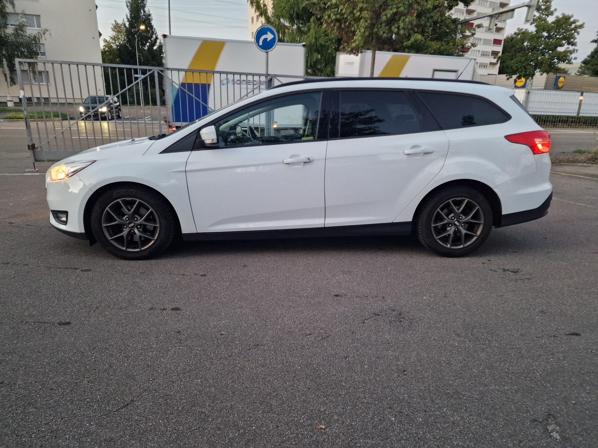 FORD Focus 2.0 TDCi Trend Powershift-image-1