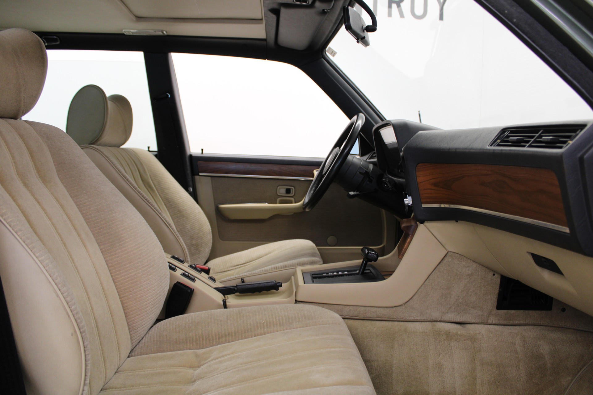 BMW 745i-image-6