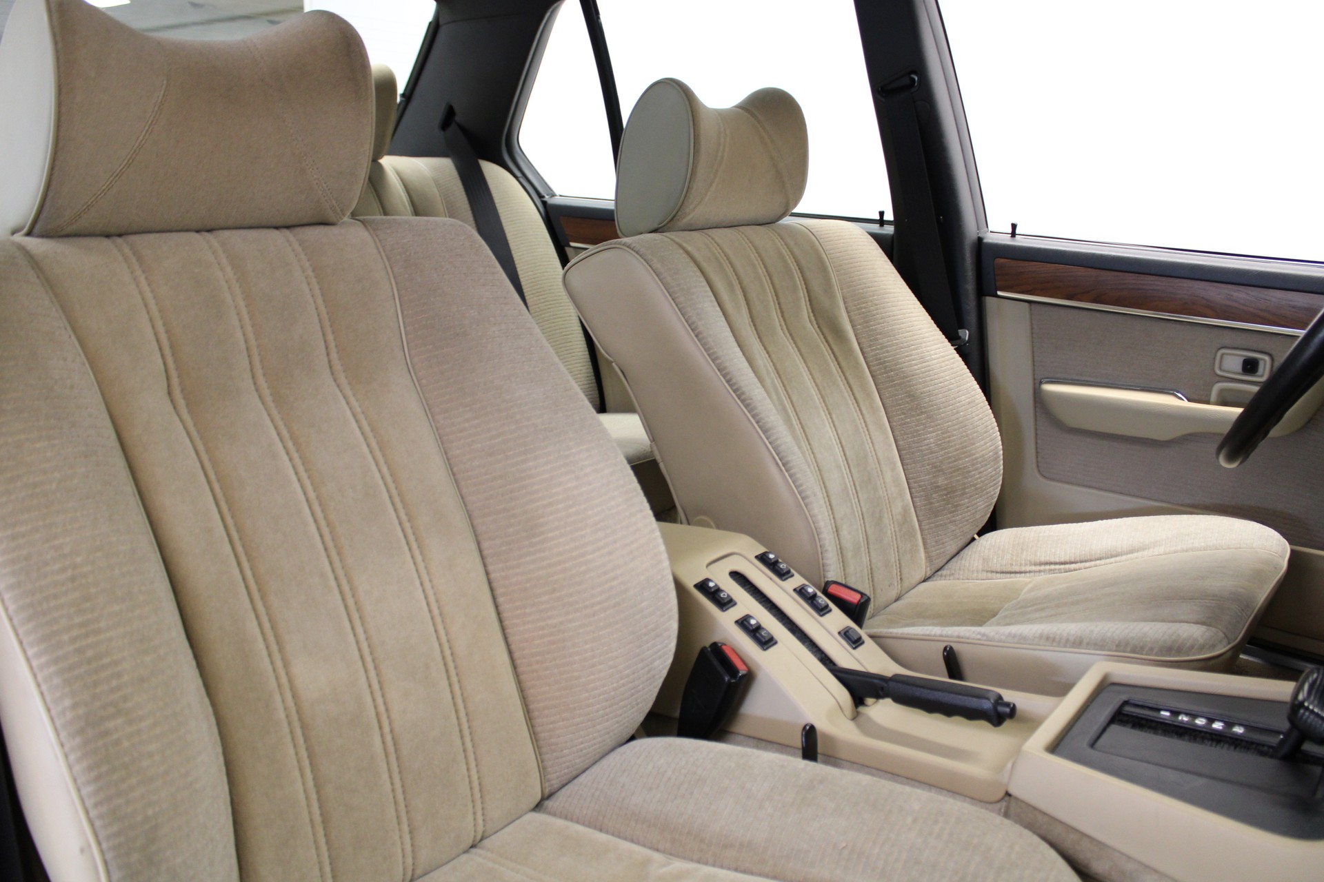 BMW 745i-image-7
