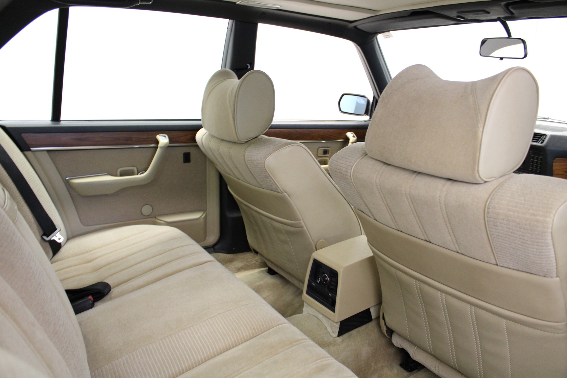 BMW 745i-image-8