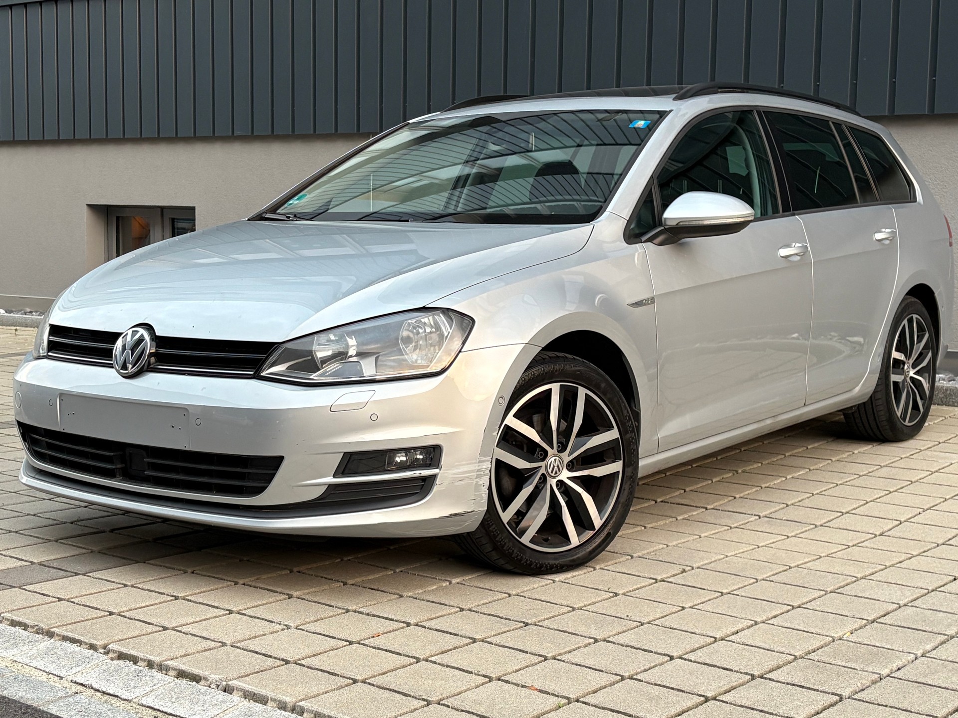 VW Golf Variant 1.6 TDI Cup (Deutsche Papiere)-image-0