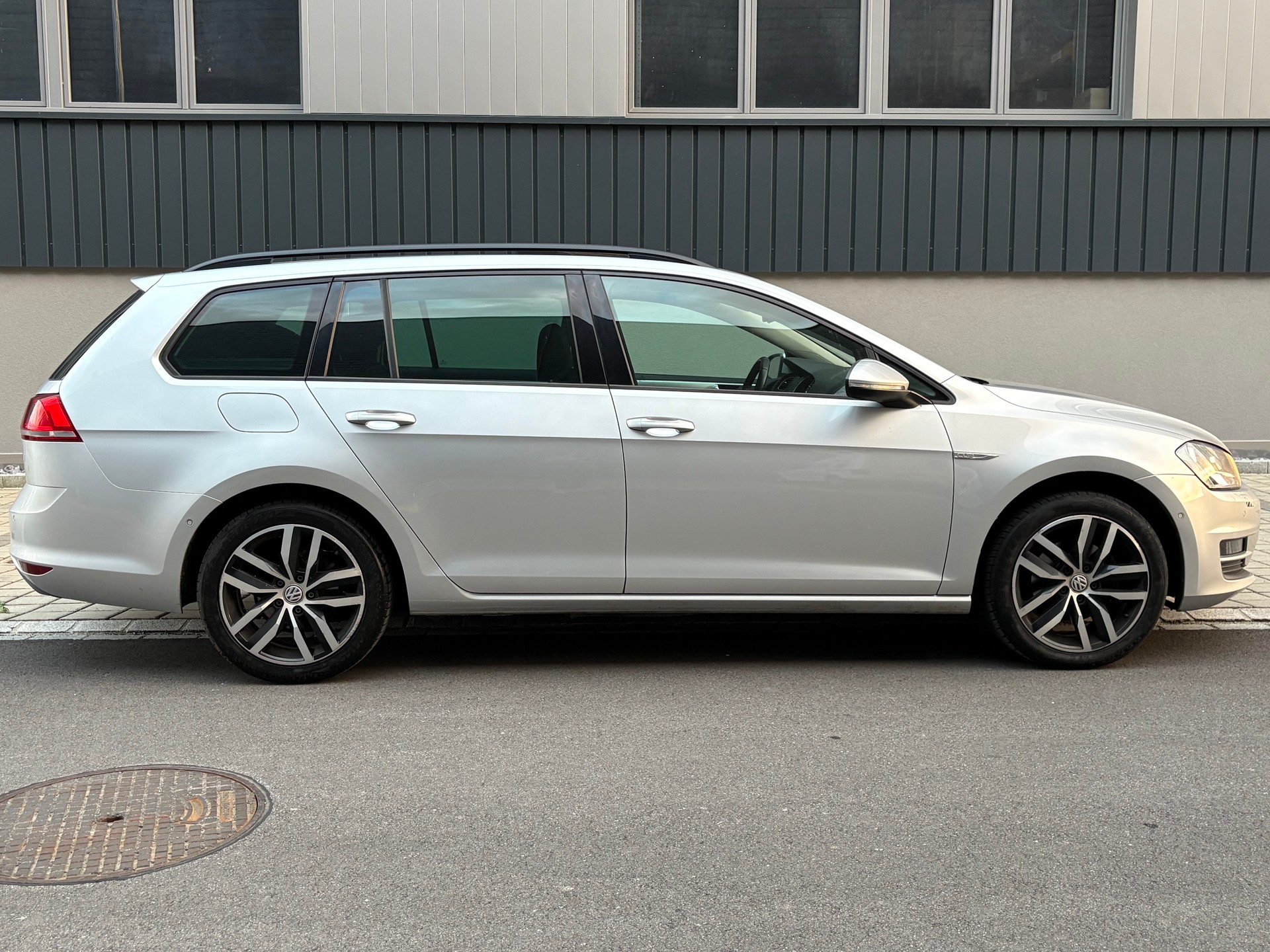 VW Golf Variant 1.6 TDI Cup (Deutsche Papiere)-image-4