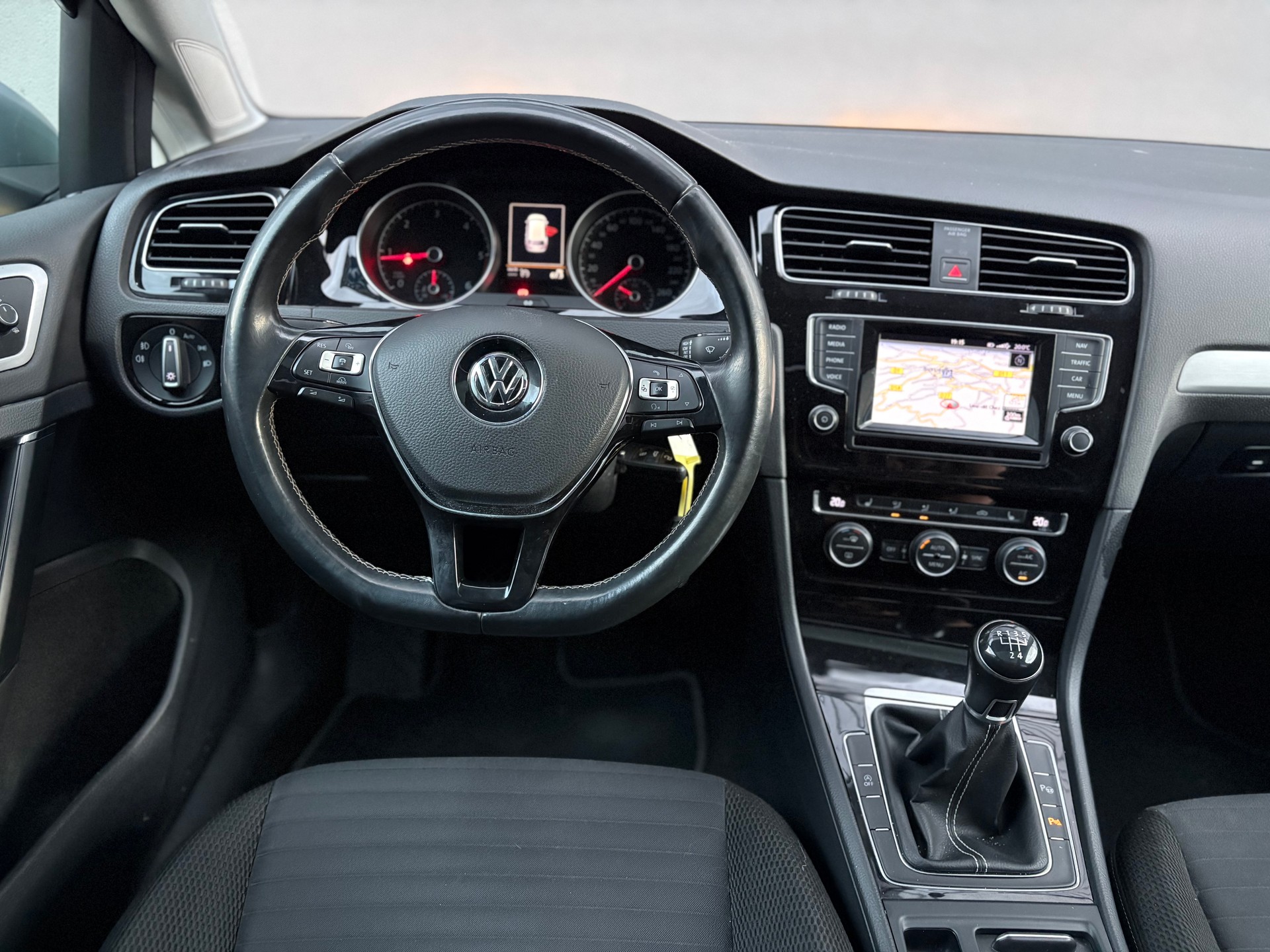 VW Golf Variant 1.6 TDI Cup (Deutsche Papiere)-image-12