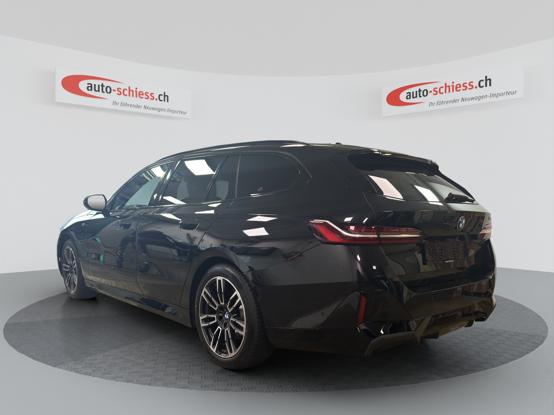 BMW 520i sDrive 48V Touring M Sport Steptronic-image-2